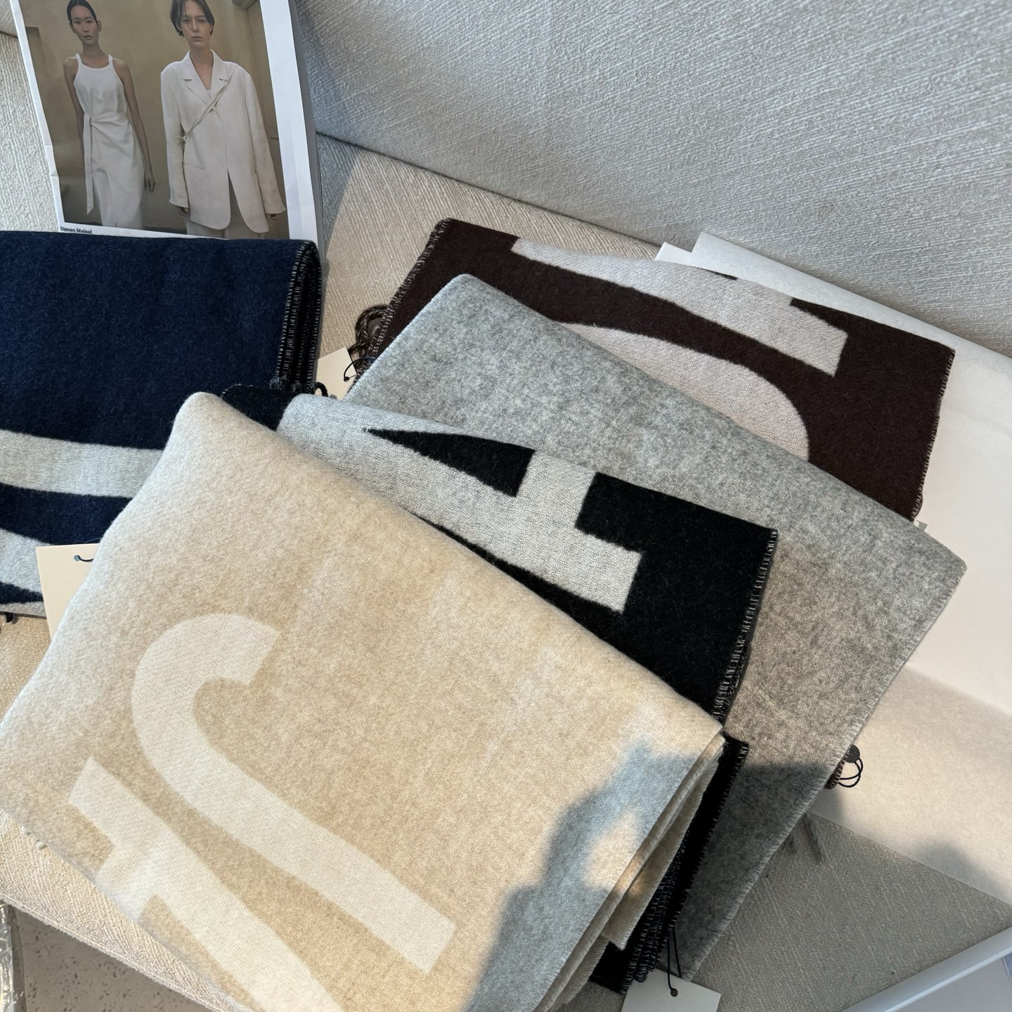 Jacquemus Jacquemus 双面围巾 今年真的被疯狂种草 今年冬天就非宠这条 的要疯掉了