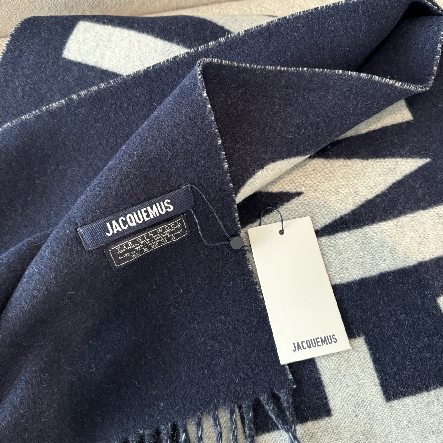 ✨✨Jacquemus 双面围巾❗今年真的被疯狂种草 今年冬天就非宠这条 好看的要疯掉了，太有型太有魅力