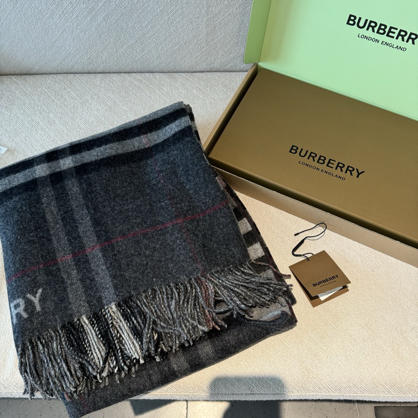 Burberry史上最牛掰的原单货，双面斗篷‼️经典中的经典.❗️这批原单全包.本来订制出口单.但是不明