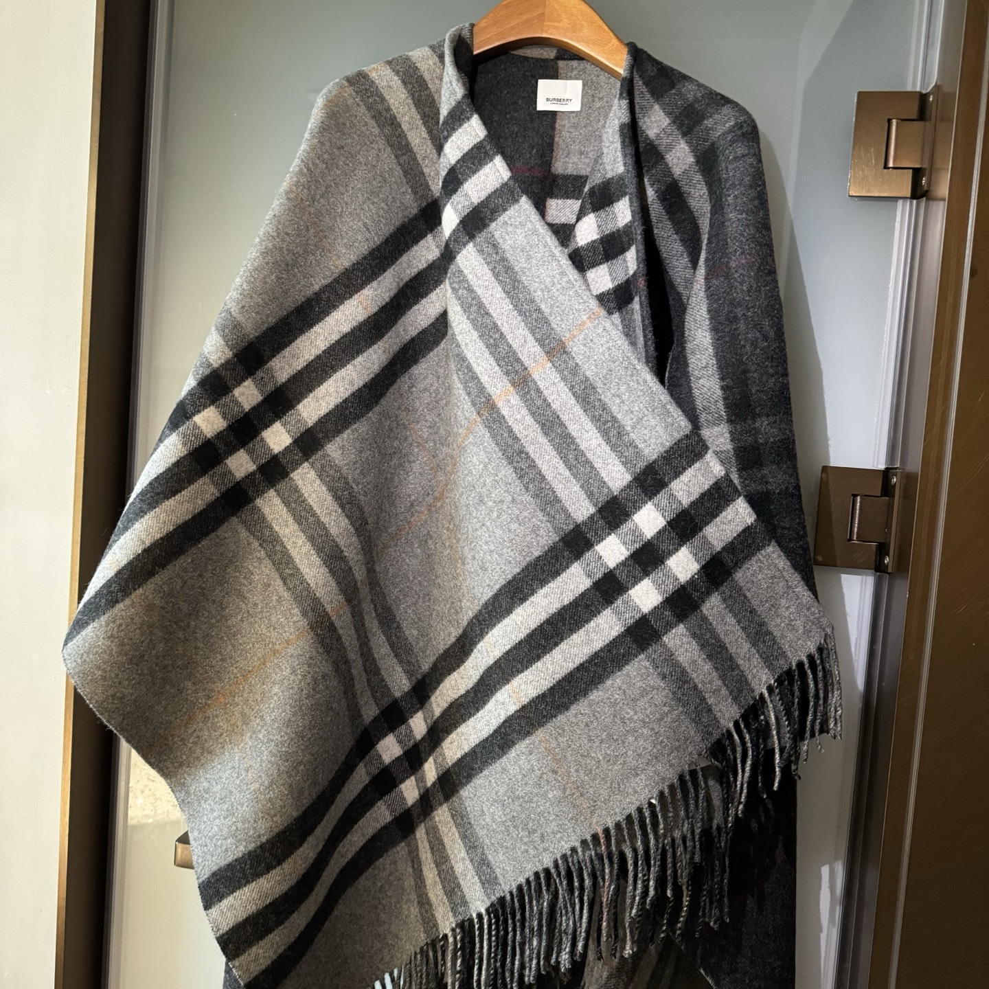 Burberry史上最牛掰的原单货,双面斗篷‼️经典中的经典.❗️这批原单全包.本来订制出口单.但是不明