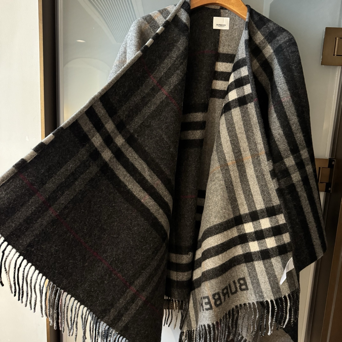Burberry史上最牛掰的原单货,双面斗篷‼️经典中的经典.❗️这批原单全包.本来订制出口单.但是不明