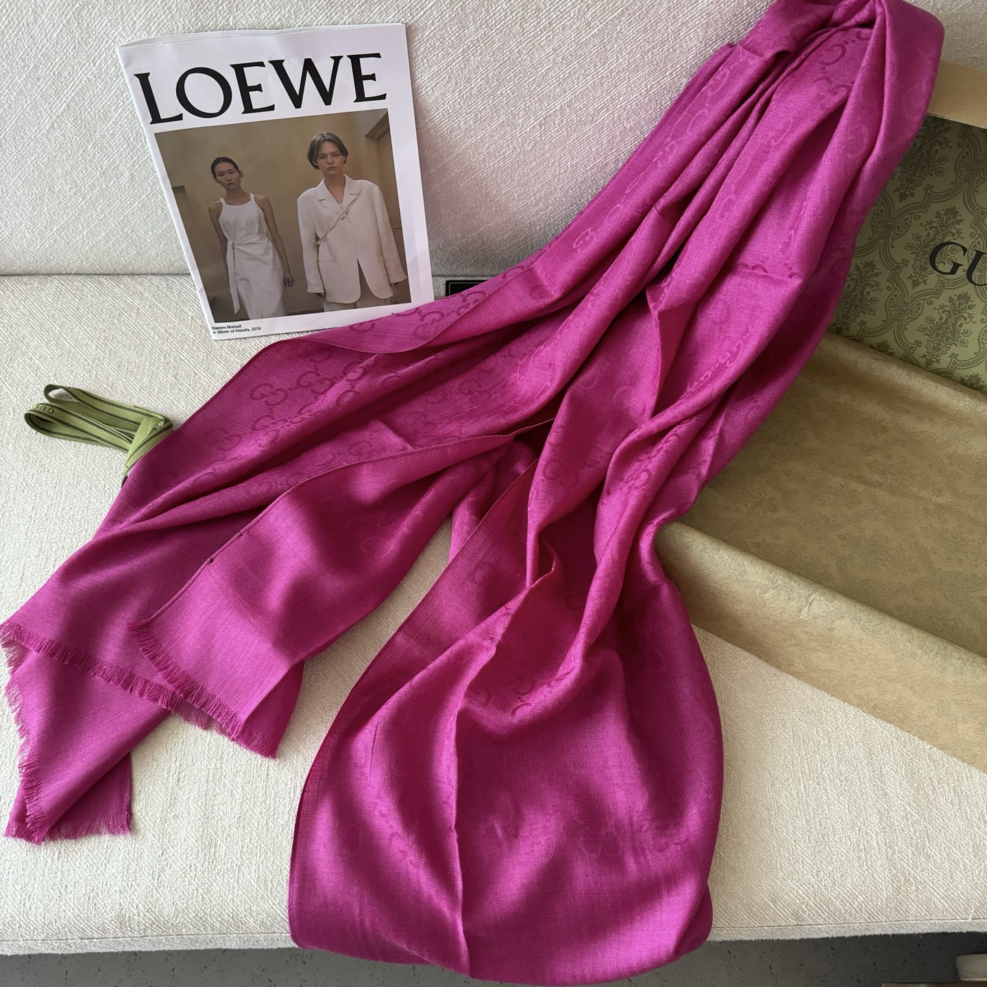 Gucci经典披肩👑👫✨【GG老花薄款长巾】G专柜的常青树款，中性款男女都可用，品质极好❗️经典双G提花