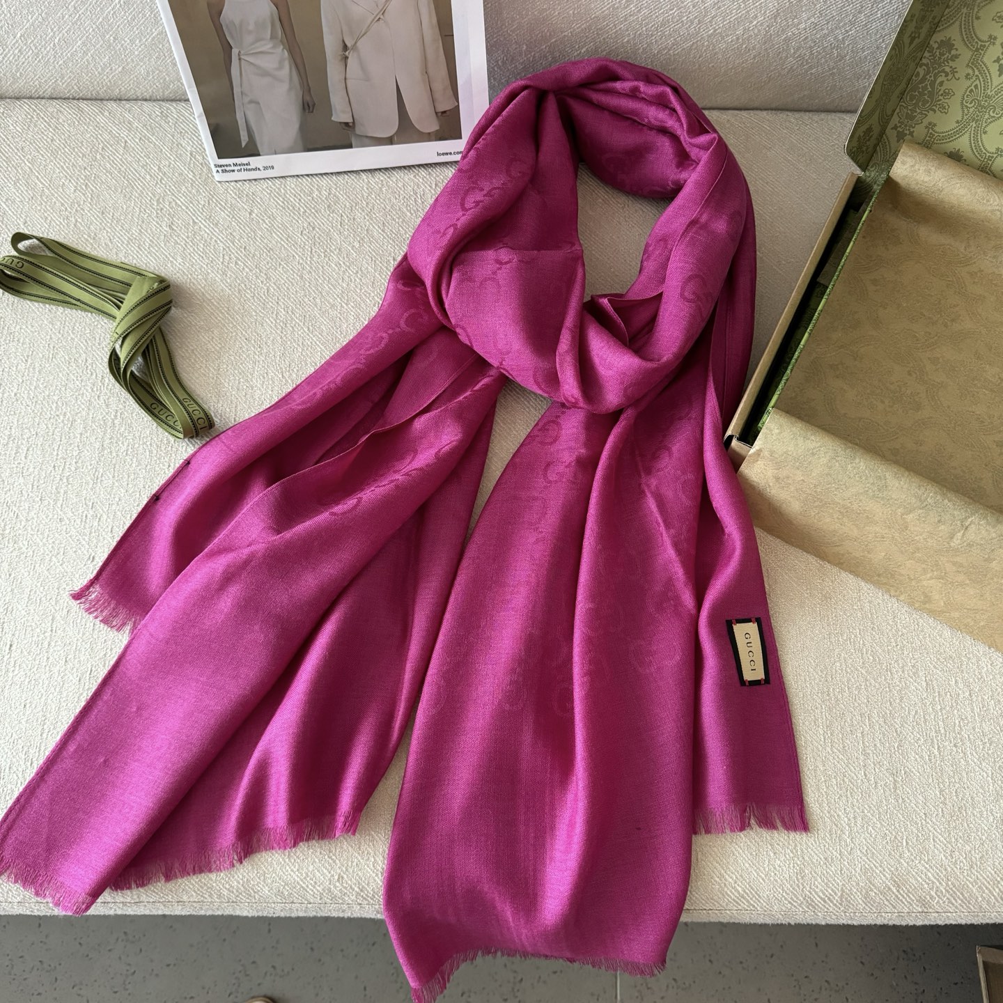 Gucci经典披肩👑👫✨【GG老花薄款长巾】G专柜的常青树款，中性款男女都可用，品质极好❗️经典双G提花