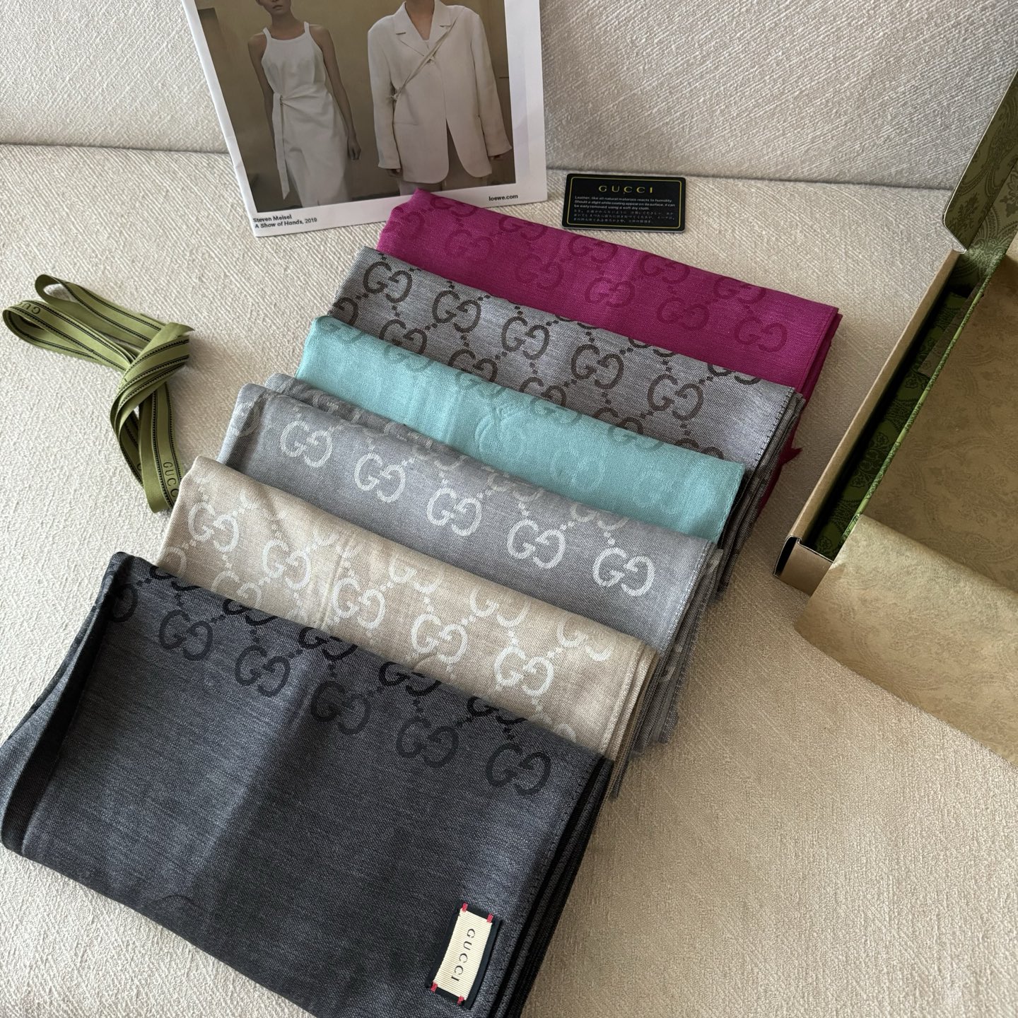 Gucci经典披肩👑👫✨【GG老花薄款长巾】G专柜的常青树款，中性款男女都可用，品质极好❗️经典双G提花