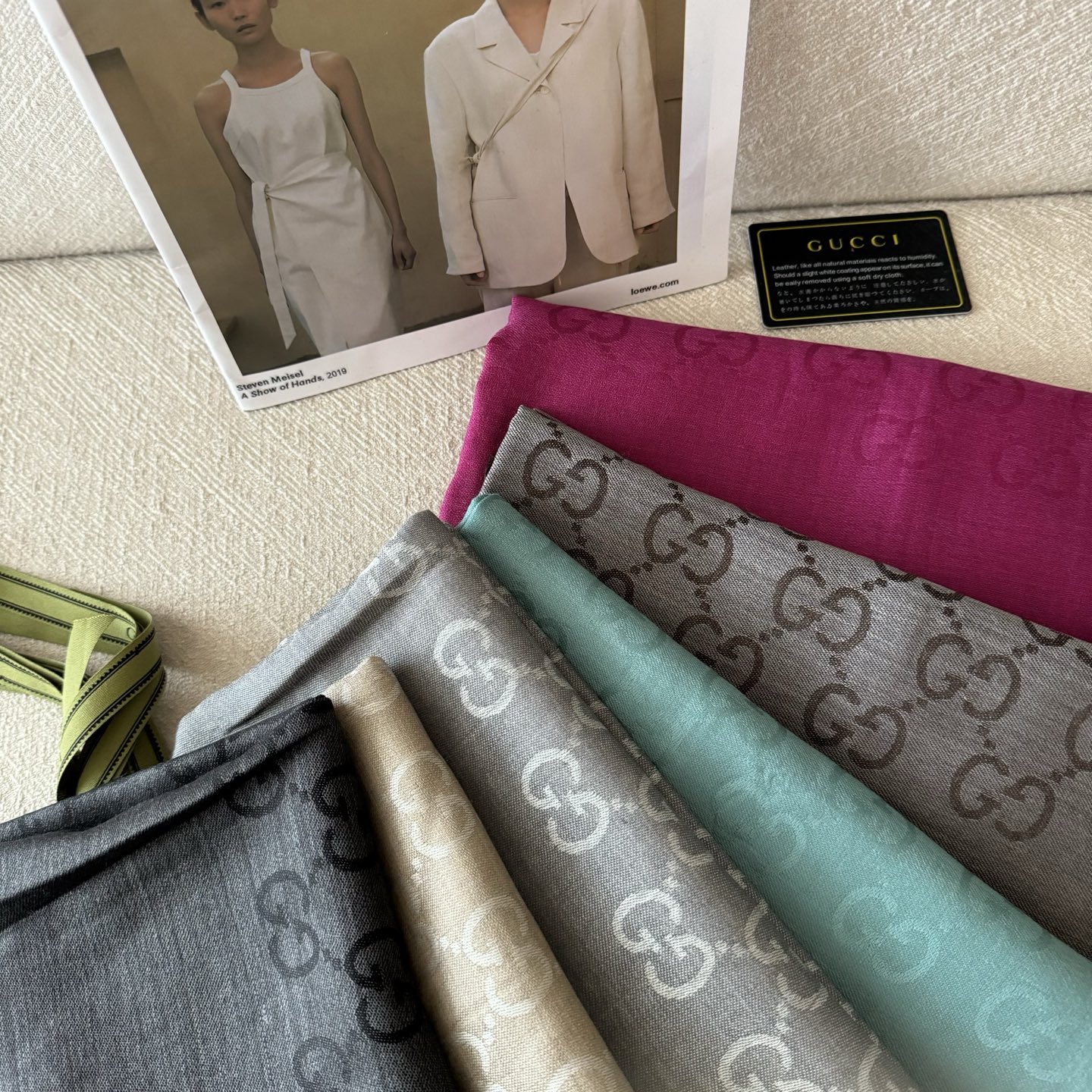 Gucci经典披肩👑👫✨【GG老花薄款长巾】G专柜的常青树款，中性款男女都可用，品质极好❗️经典双G提花