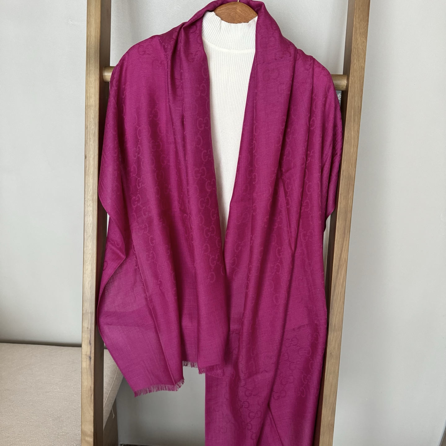 Gucci经典披肩👑👫✨【GG老花薄款长巾】G专柜的常青树款，中性款男女都可用，品质极好❗️经典双G提花