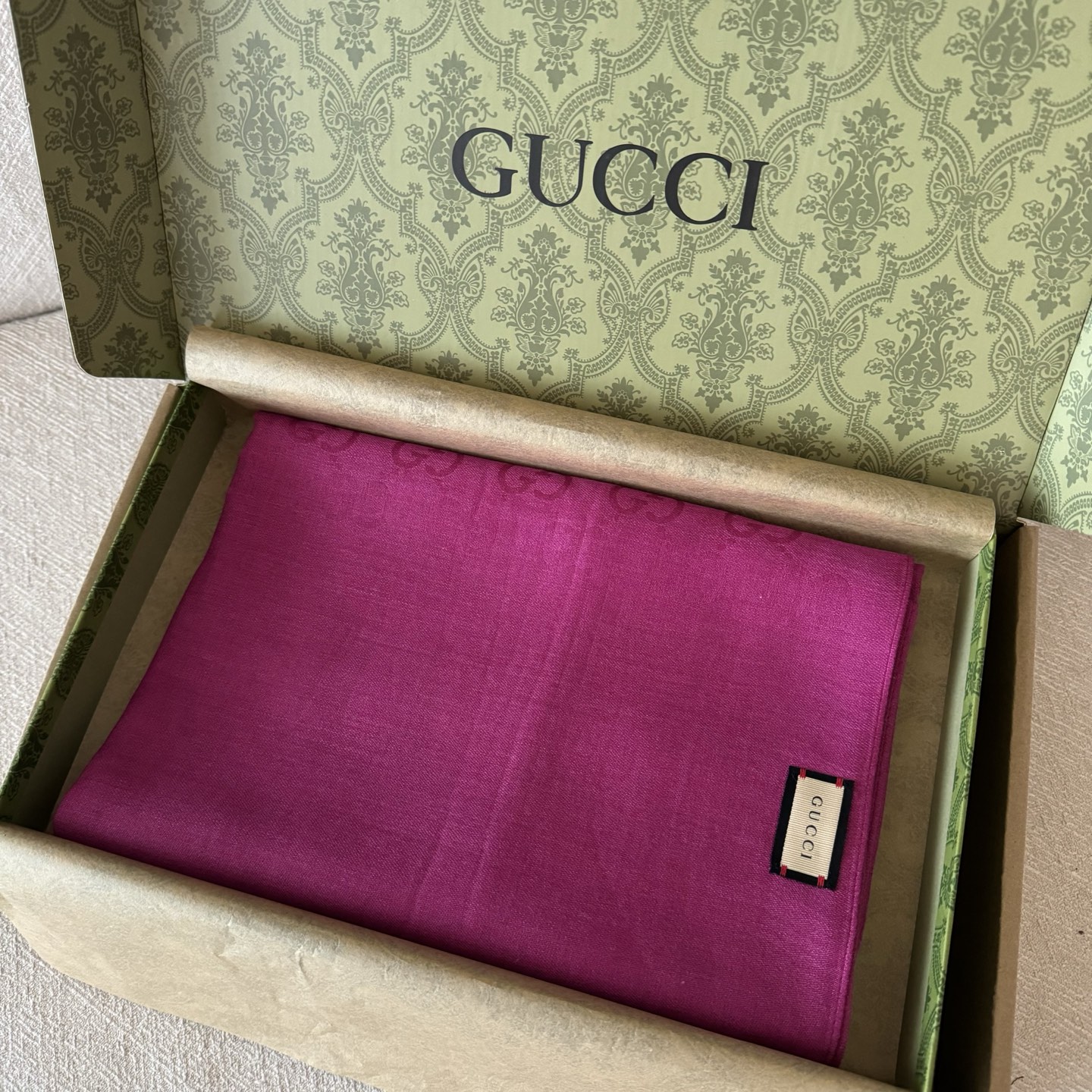 Gucci经典披肩👑👫✨【GG老花薄款长巾】G专柜的常青树款，中性款男女都可用，品质极好❗️经典双G提花