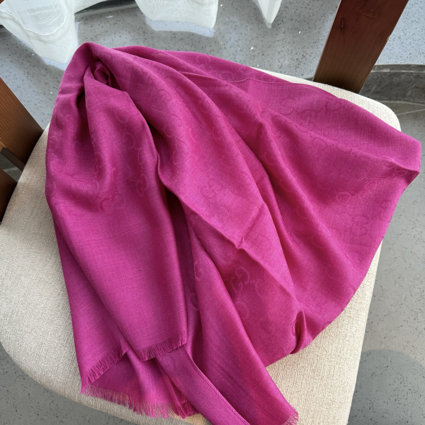 Gucci经典披肩👑👫✨【GG老花薄款长巾】G专柜的常青树款，中性款男女都可用，品质极好❗️经典双G提花