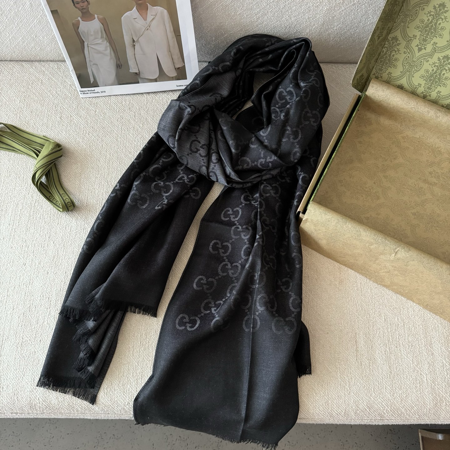 Gucci经典披肩👑👫✨【GG老花薄款长巾】G专柜的常青树款，中性款男女都可用，品质极好❗️经典双G提花