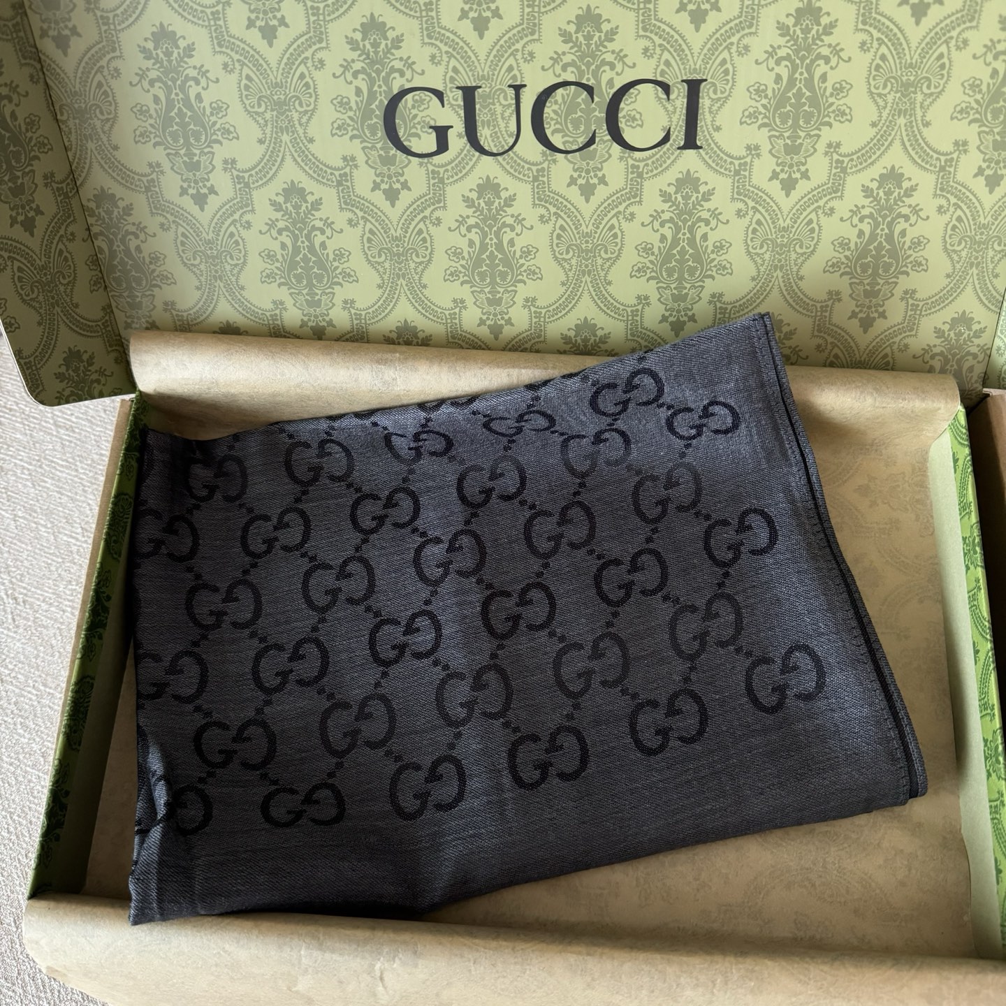 Gucci经典披肩👑👫✨【GG老花薄款长巾】G专柜的常青树款，中性款男女都可用，品质极好❗️经典双G提花