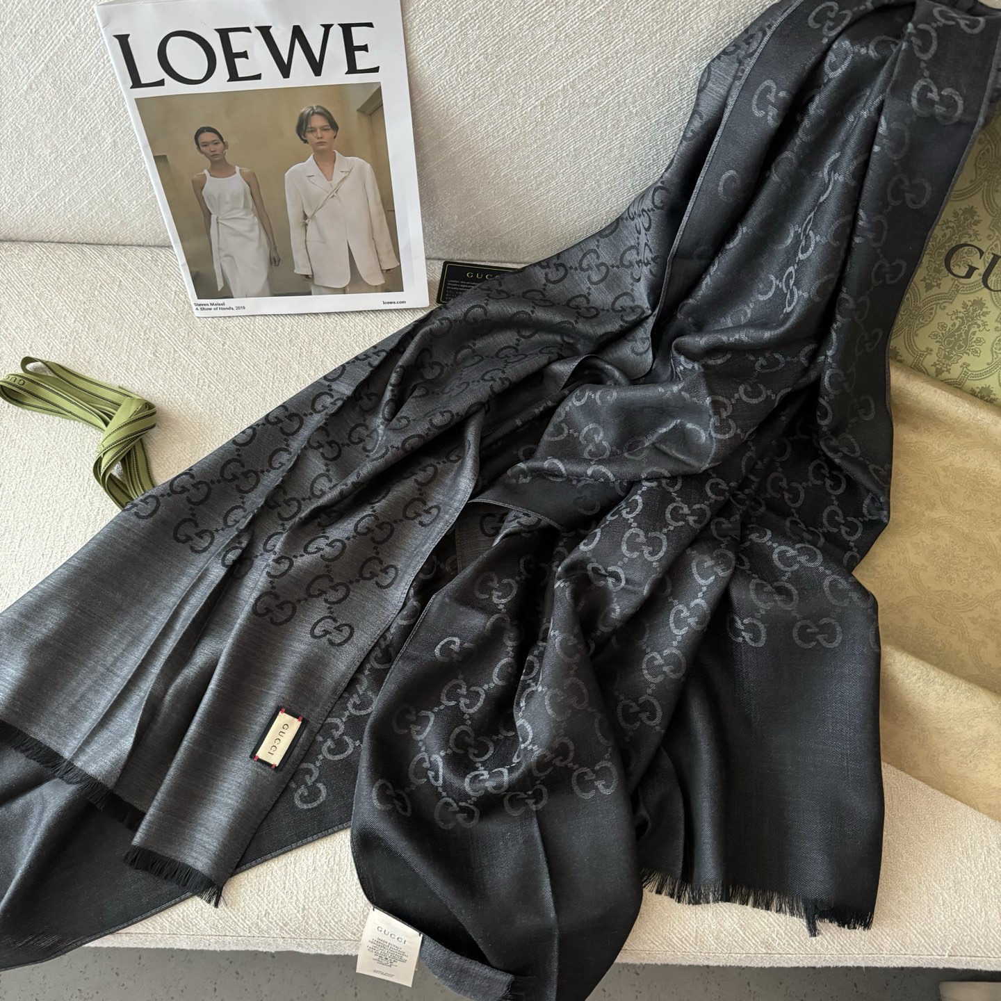 Gucci经典披肩👑👫✨【GG老花薄款长巾】G专柜的常青树款，中性款男女都可用，品质极好❗️经典双G提花