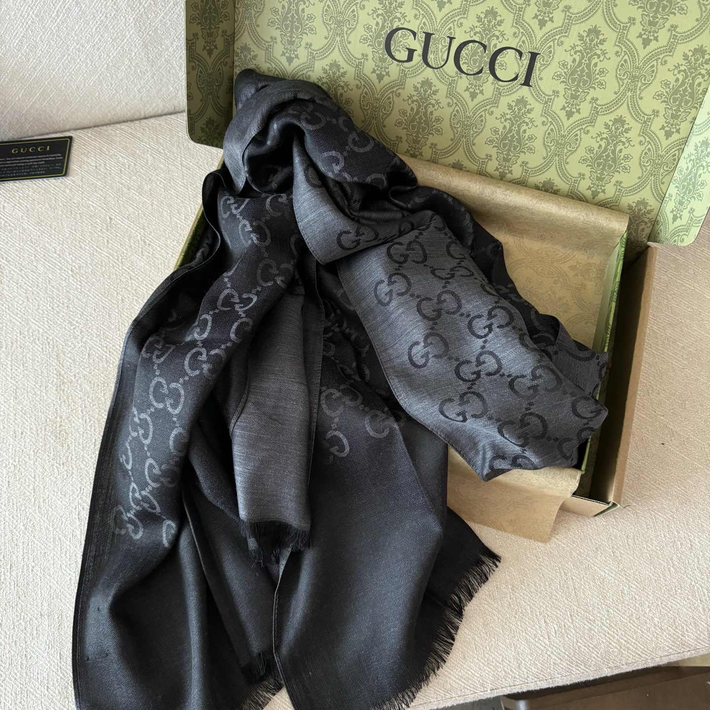 Gucci经典披肩👑👫✨【GG老花薄款长巾】G专柜的常青树款，中性款男女都可用，品质极好❗️经典双G提花