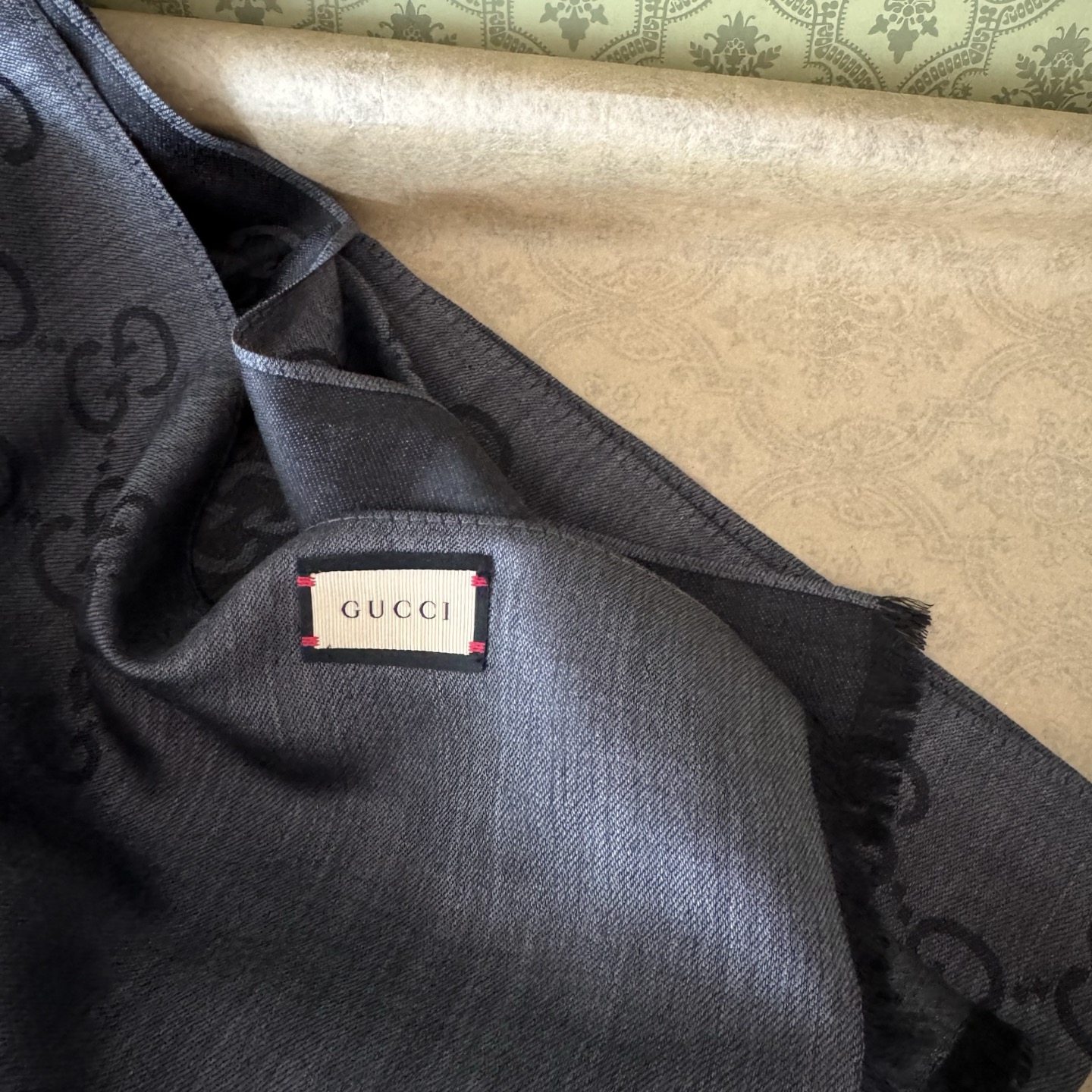 Gucci经典披肩👑👫✨【GG老花薄款长巾】G专柜的常青树款，中性款男女都可用，品质极好❗️经典双G提花