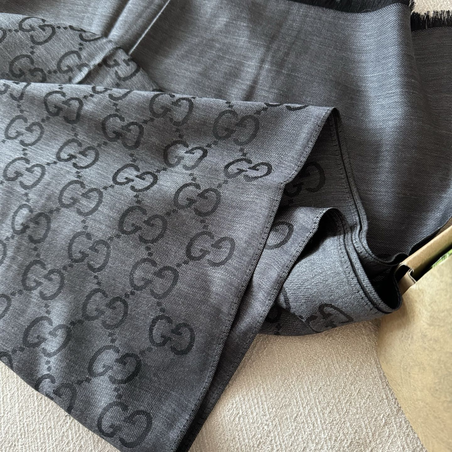 Gucci经典披肩👑👫✨【GG老花薄款长巾】G专柜的常青树款，中性款男女都可用，品质极好❗️经典双G提花