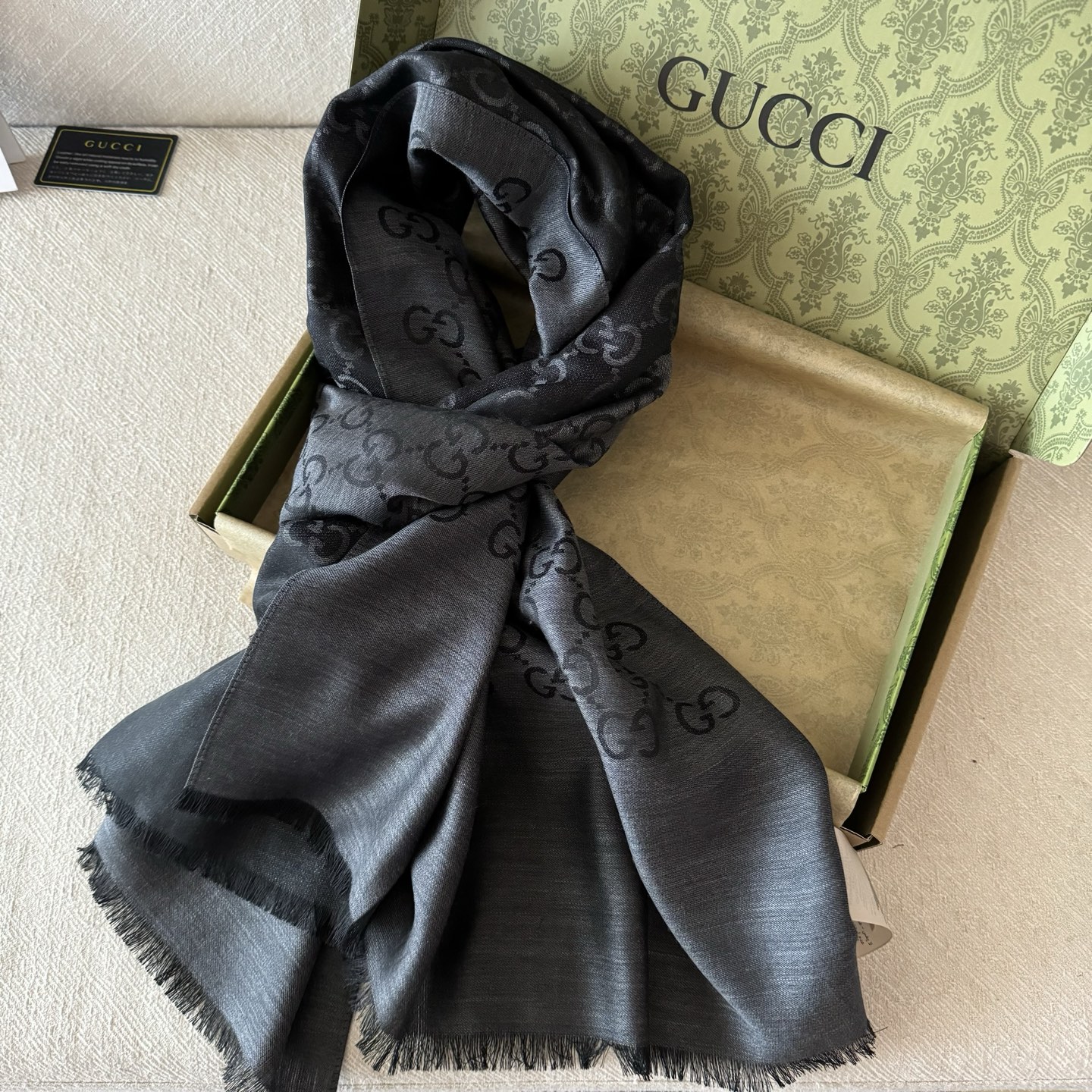 Gucci经典披肩👑👫✨【GG老花薄款长巾】G专柜的常青树款，中性款男女都可用，品质极好❗️经典双G提花