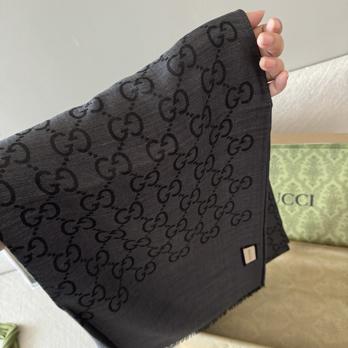 Gucci经典披肩👑👫✨【GG老花薄款长巾】G专柜的常青树款，中性款男女都可用，品质极好❗️经典双G提花