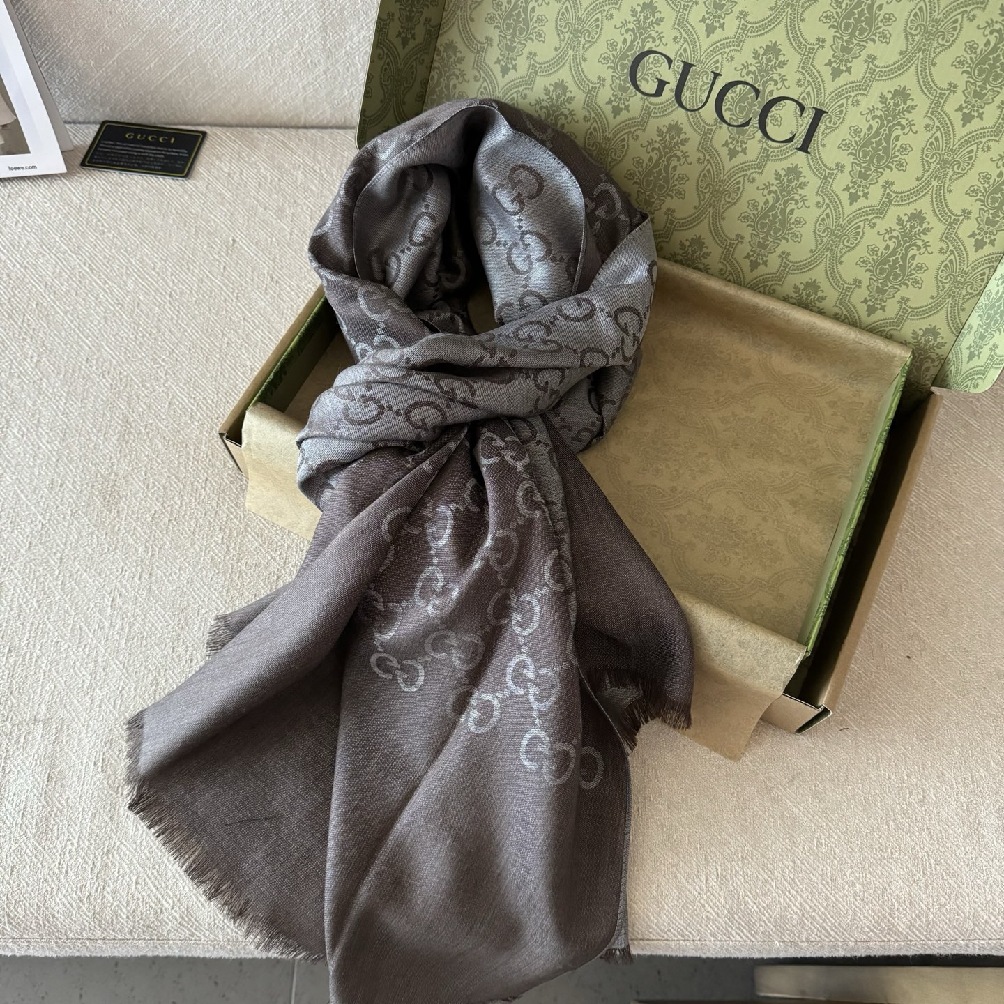 Gucci经典披肩👑👫✨【GG老花薄款长巾】G专柜的常青树款，中性款男女都可用，品质极好❗️经典双G提花