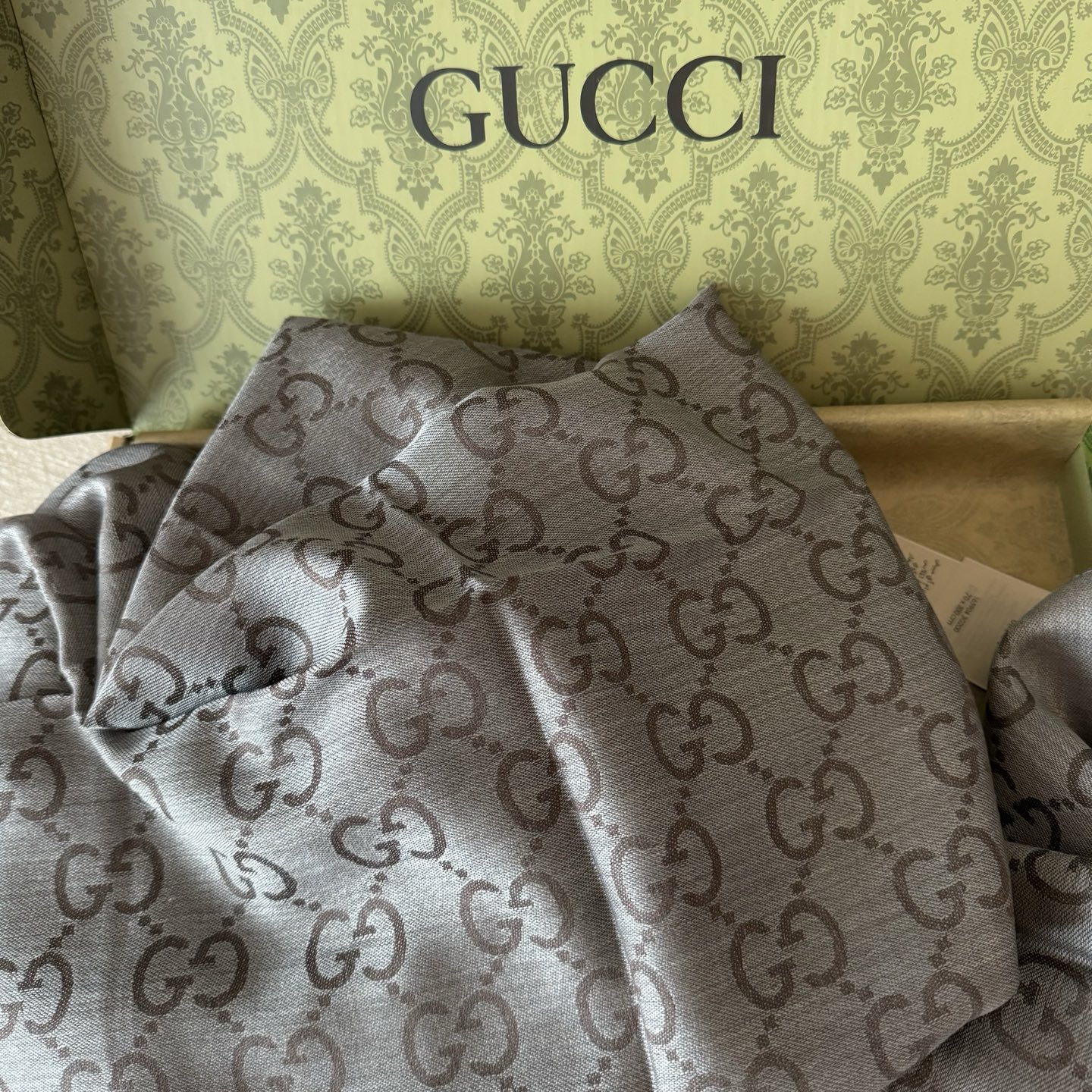 Gucci经典披肩👑👫✨【GG老花薄款长巾】G专柜的常青树款，中性款男女都可用，品质极好❗️经典双G提花