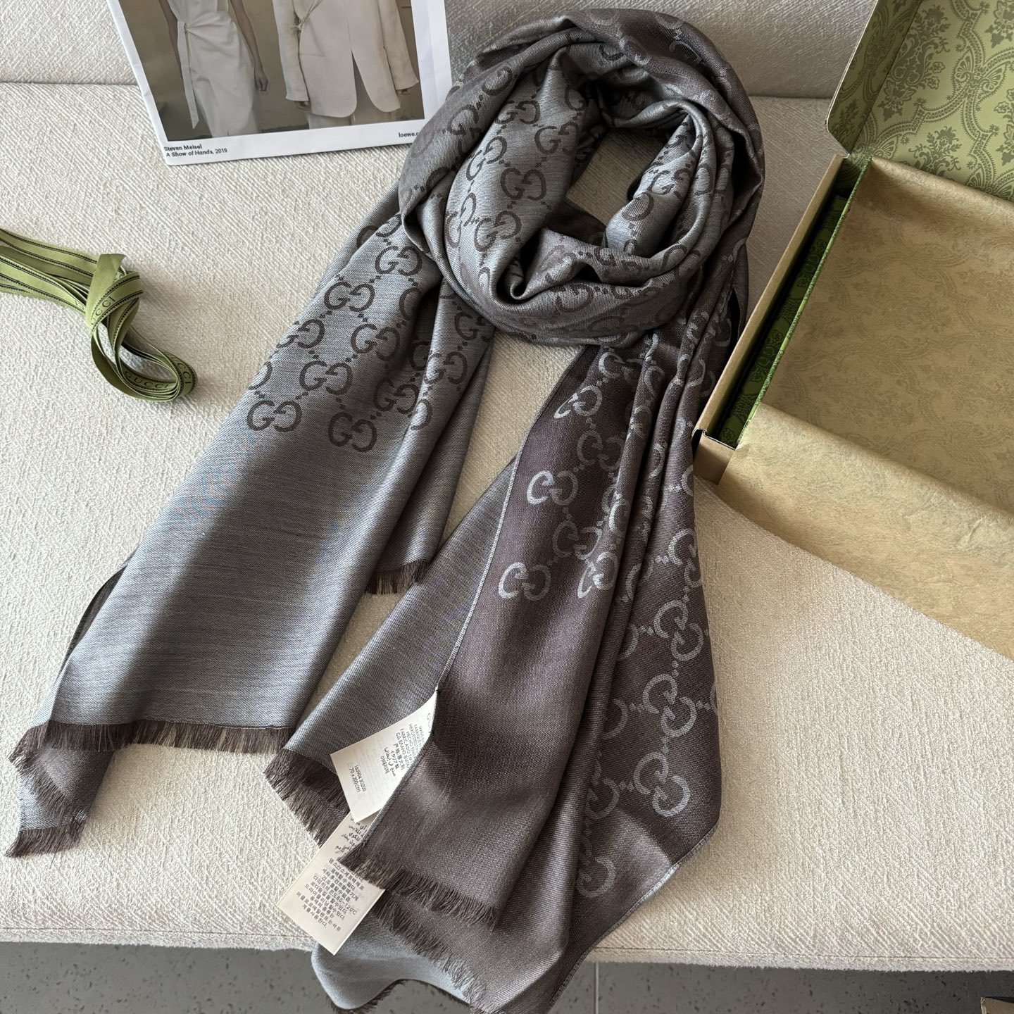 Gucci经典披肩👑👫✨【GG老花薄款长巾】G专柜的常青树款，中性款男女都可用，品质极好❗️经典双G提花
