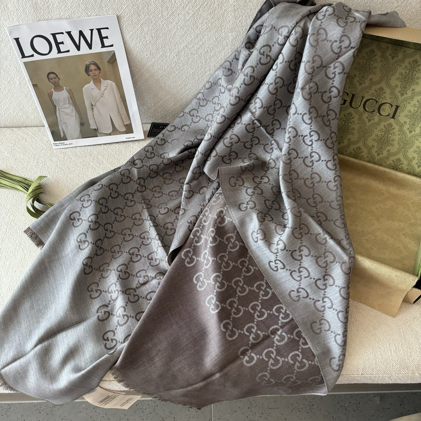 Gucci经典披肩👑👫✨【GG老花薄款长巾】G专柜的常青树款，中性款男女都可用，品质极好❗️经典双G提花
