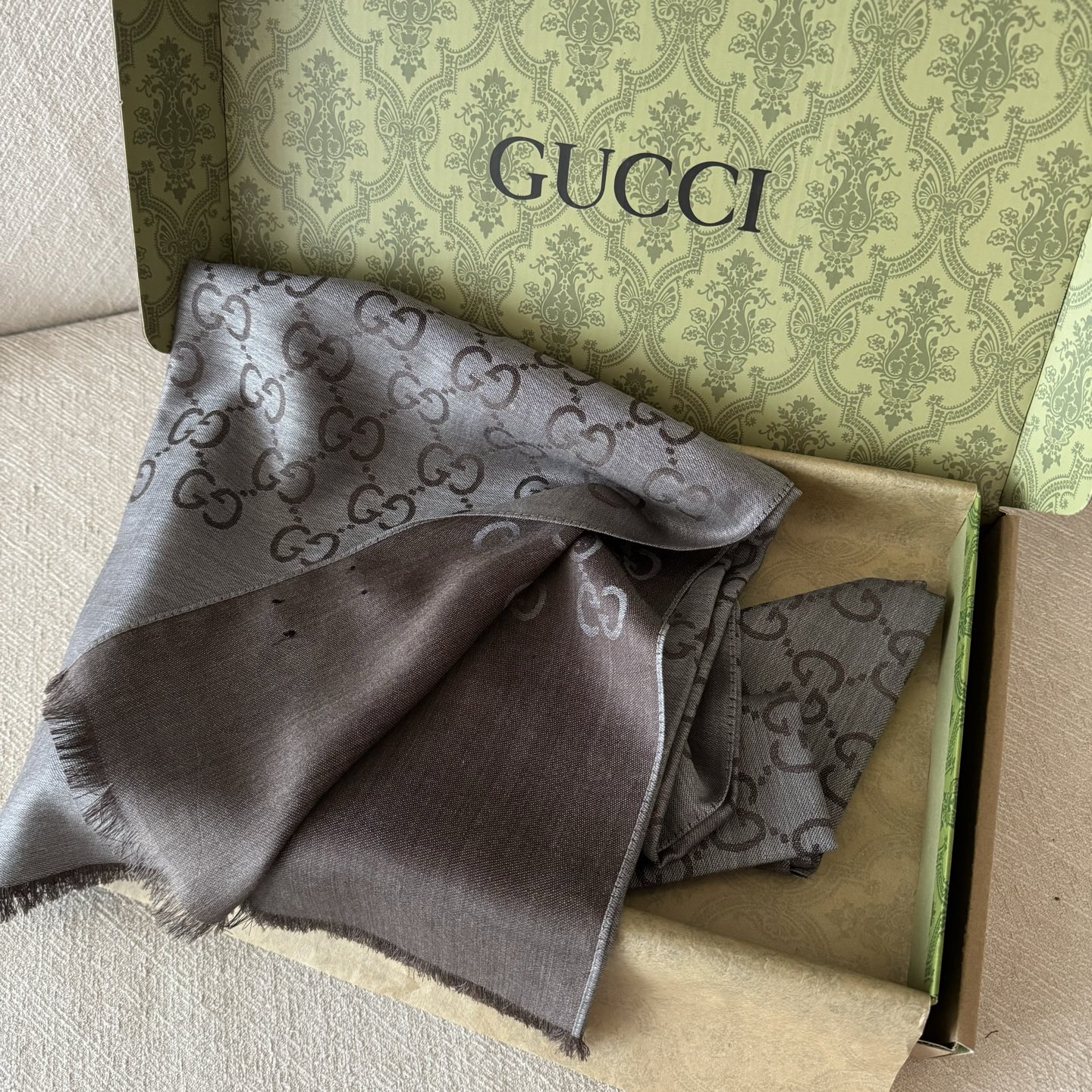 Gucci经典披肩👑👫✨【GG老花薄款长巾】G专柜的常青树款，中性款男女都可用，品质极好❗️经典双G提花