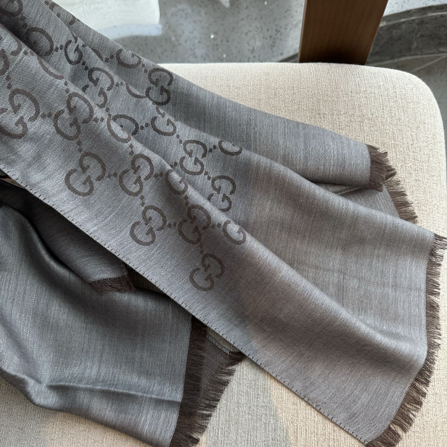 Gucci经典披肩👑👫✨【GG老花薄款长巾】G专柜的常青树款，中性款男女都可用，品质极好❗️经典双G提花