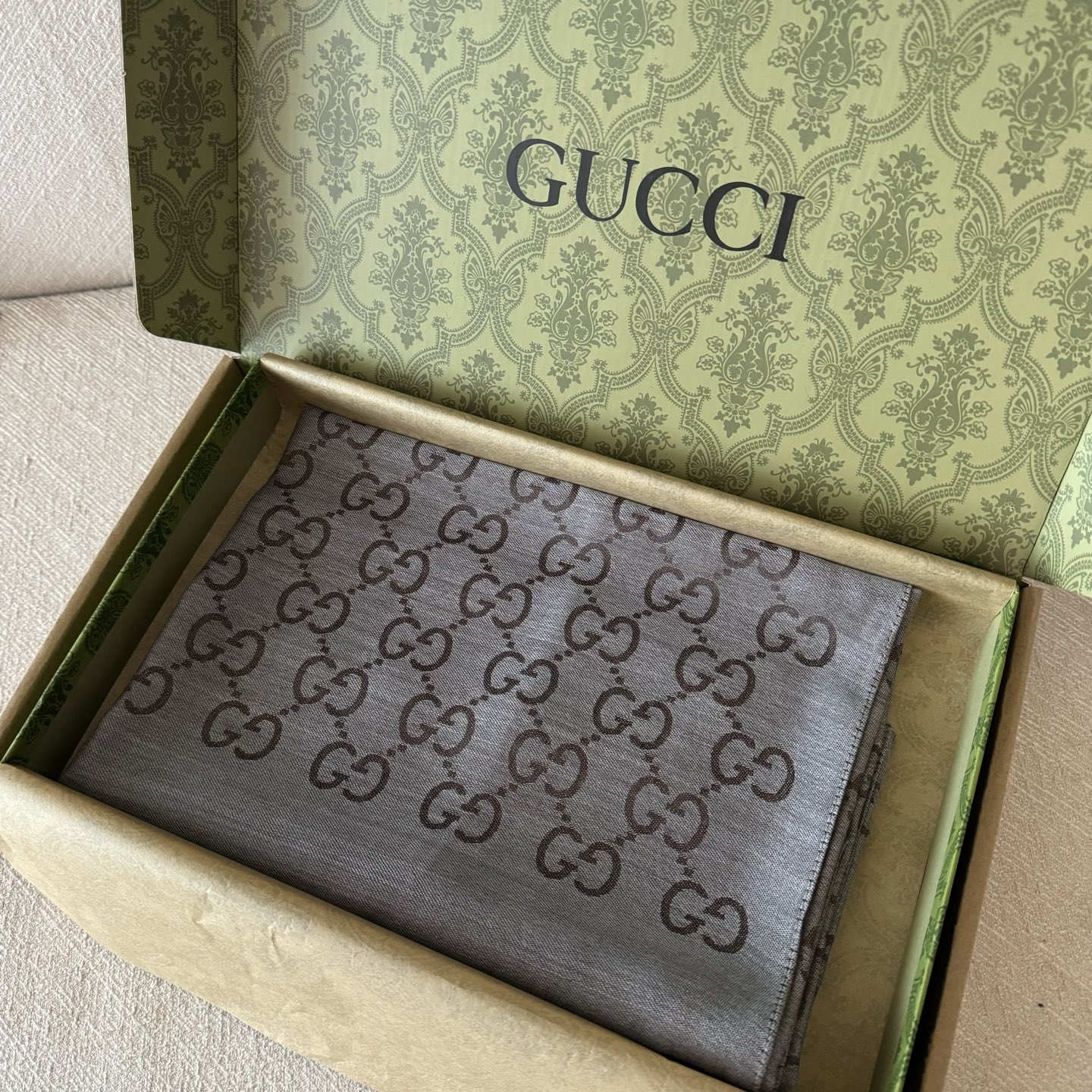 Gucci经典披肩👑👫✨【GG老花薄款长巾】G专柜的常青树款，中性款男女都可用，品质极好❗️经典双G提花