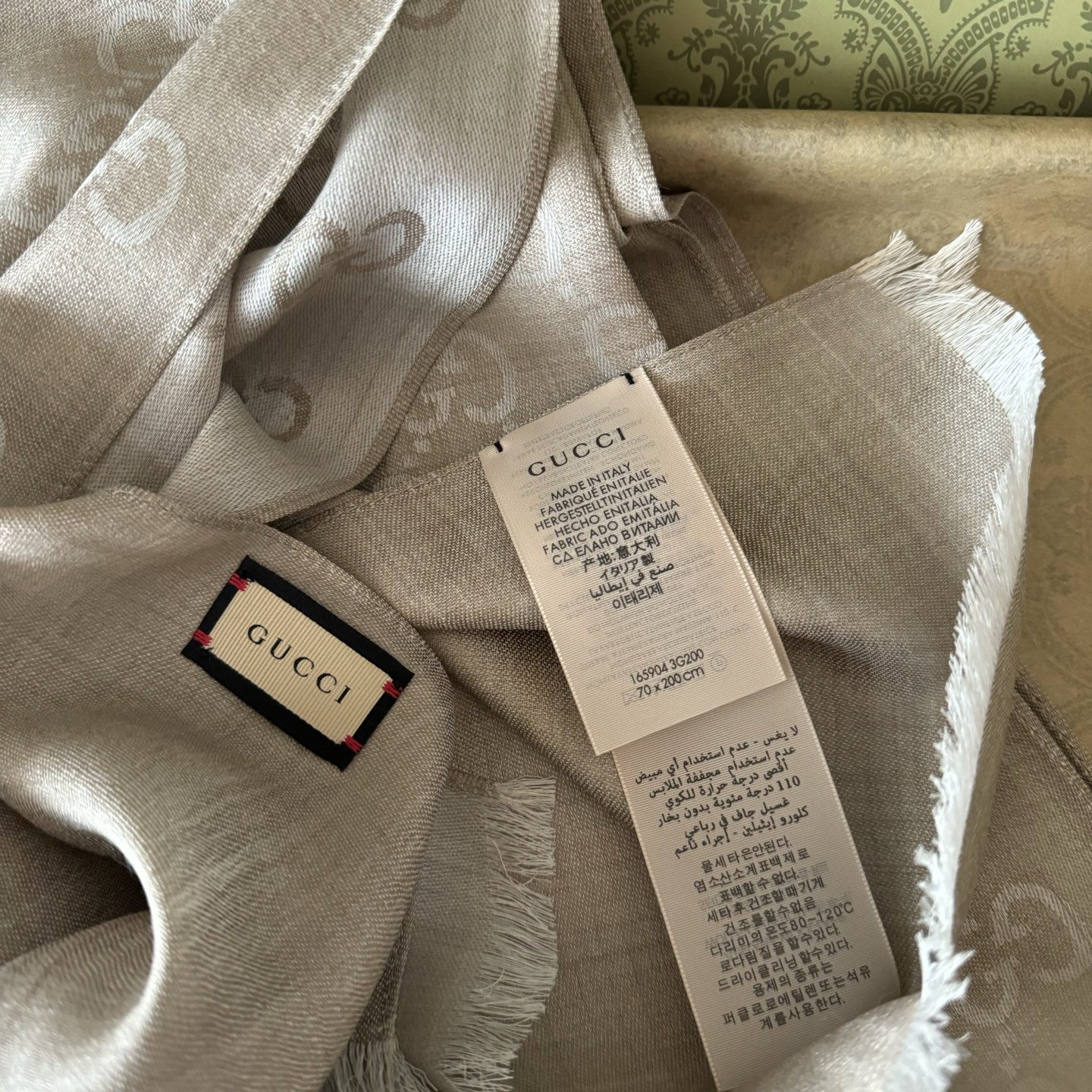 Gucci经典披肩👑👫✨【GG老花薄款长巾】G专柜的常青树款，中性款男女都可用，品质极好❗️经典双G提花