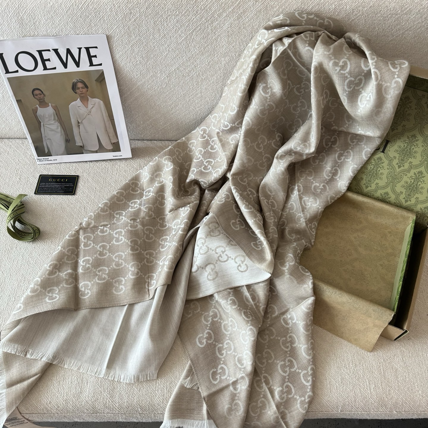 Gucci经典披肩👑👫✨【GG老花薄款长巾】G专柜的常青树款，中性款男女都可用，品质极好❗️经典双G提花
