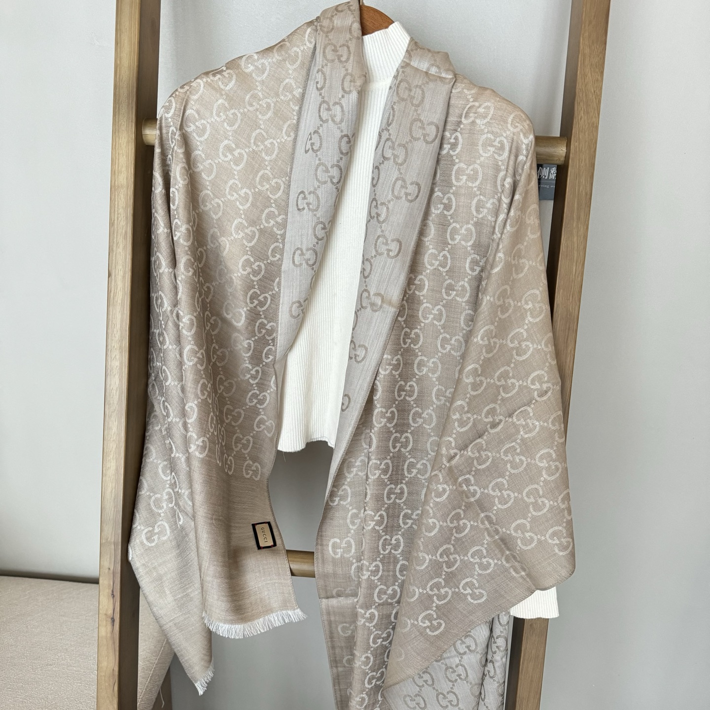 Gucci经典披肩👑👫✨【GG老花薄款长巾】G专柜的常青树款，中性款男女都可用，品质极好❗️经典双G提花