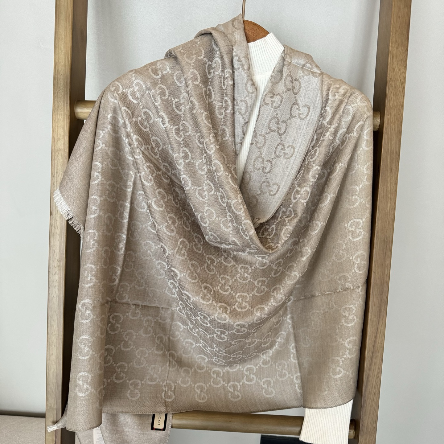 Gucci经典披肩👑👫✨【GG老花薄款长巾】G专柜的常青树款，中性款男女都可用，品质极好❗️经典双G提花