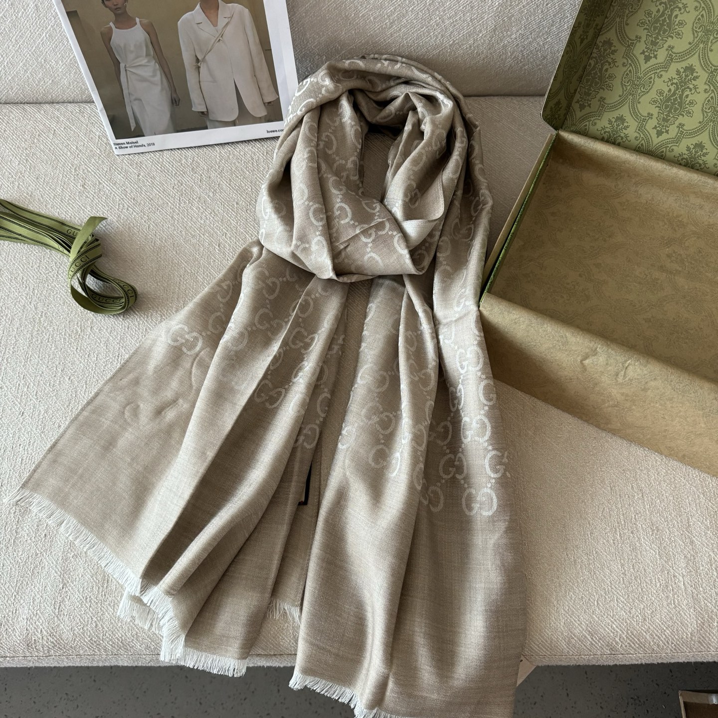 Gucci经典披肩👑👫✨【GG老花薄款长巾】G专柜的常青树款，中性款男女都可用，品质极好❗️经典双G提花