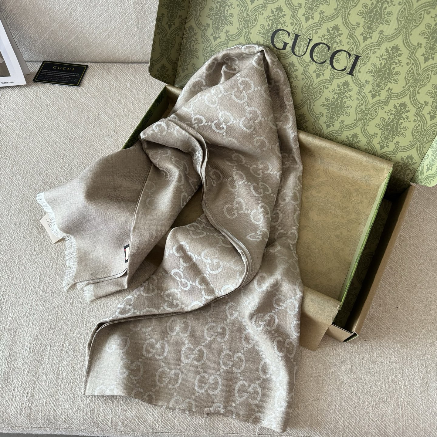 Gucci经典披肩👑👫✨【GG老花薄款长巾】G专柜的常青树款，中性款男女都可用，品质极好❗️经典双G提花