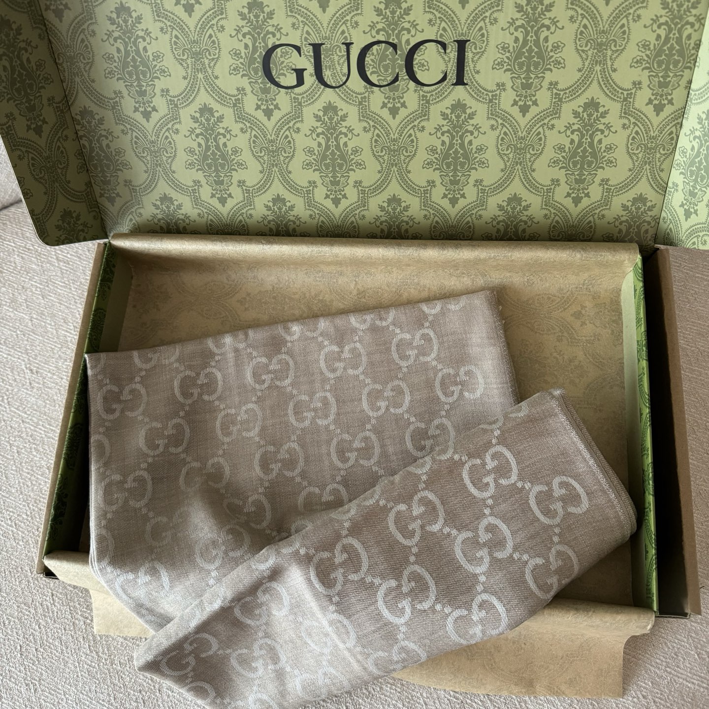 Gucci经典披肩👑👫✨【GG老花薄款长巾】G专柜的常青树款，中性款男女都可用，品质极好❗️经典双G提花