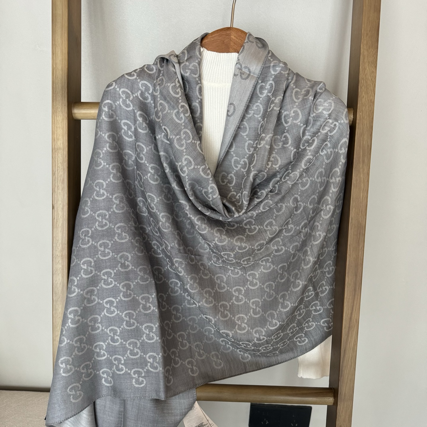 Gucci经典披肩👑👫✨【GG老花薄款长巾】G专柜的常青树款，中性款男女都可用，品质极好❗️经典双G提花