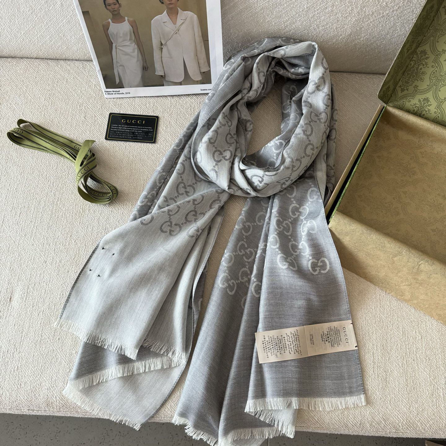 Gucci经典披肩👑👫✨【GG老花薄款长巾】G专柜的常青树款，中性款男女都可用，品质极好❗️经典双G提花
