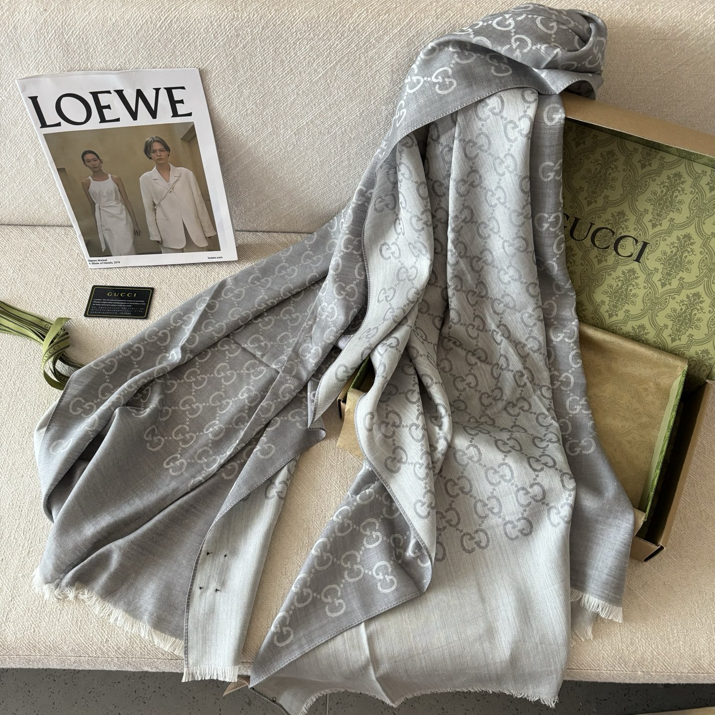 Gucci经典披肩👑👫✨【GG老花薄款长巾】G专柜的常青树款，中性款男女都可用，品质极好❗️经典双G提花