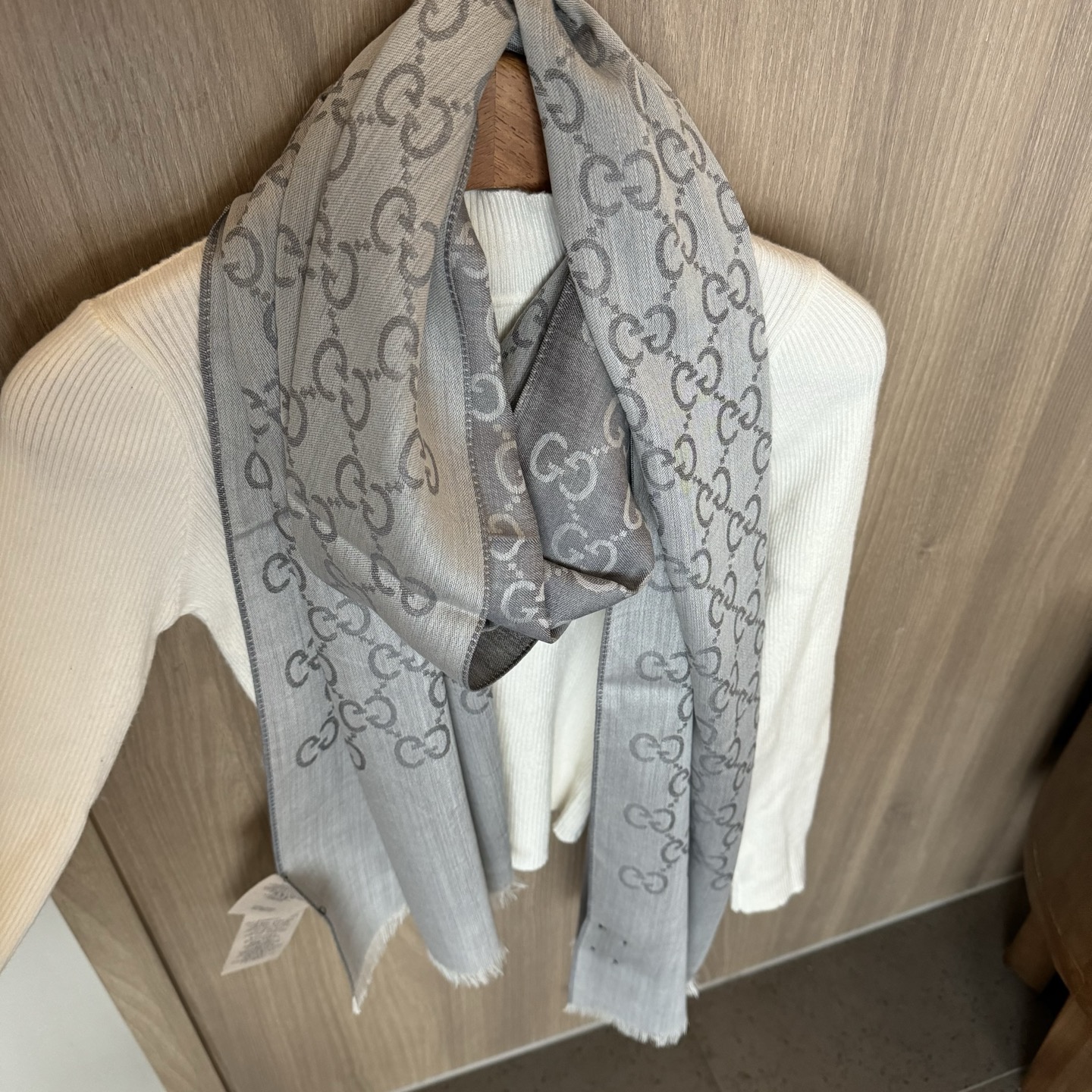 Gucci经典披肩👑👫✨【GG老花薄款长巾】G专柜的常青树款，中性款男女都可用，品质极好❗️经典双G提花