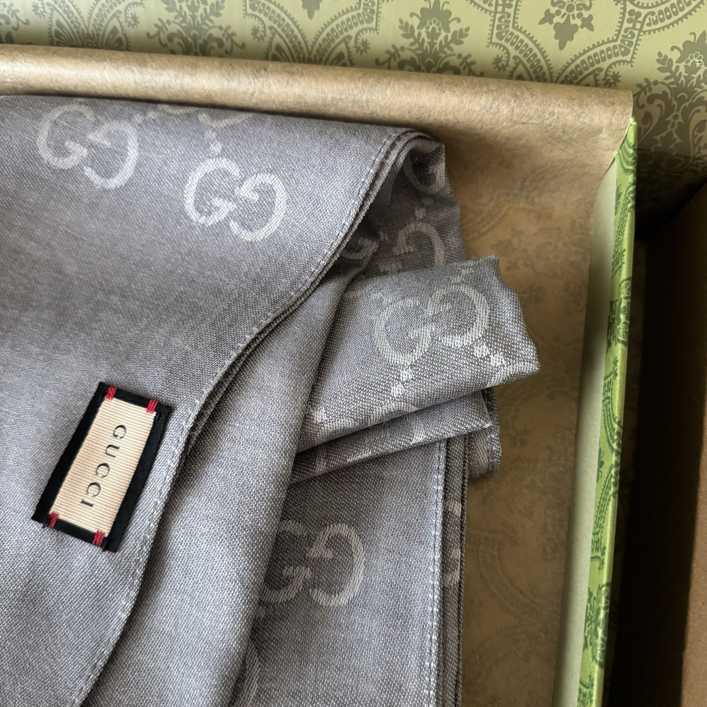 Gucci经典披肩👑👫✨【GG老花薄款长巾】G专柜的常青树款，中性款男女都可用，品质极好❗️经典双G提花