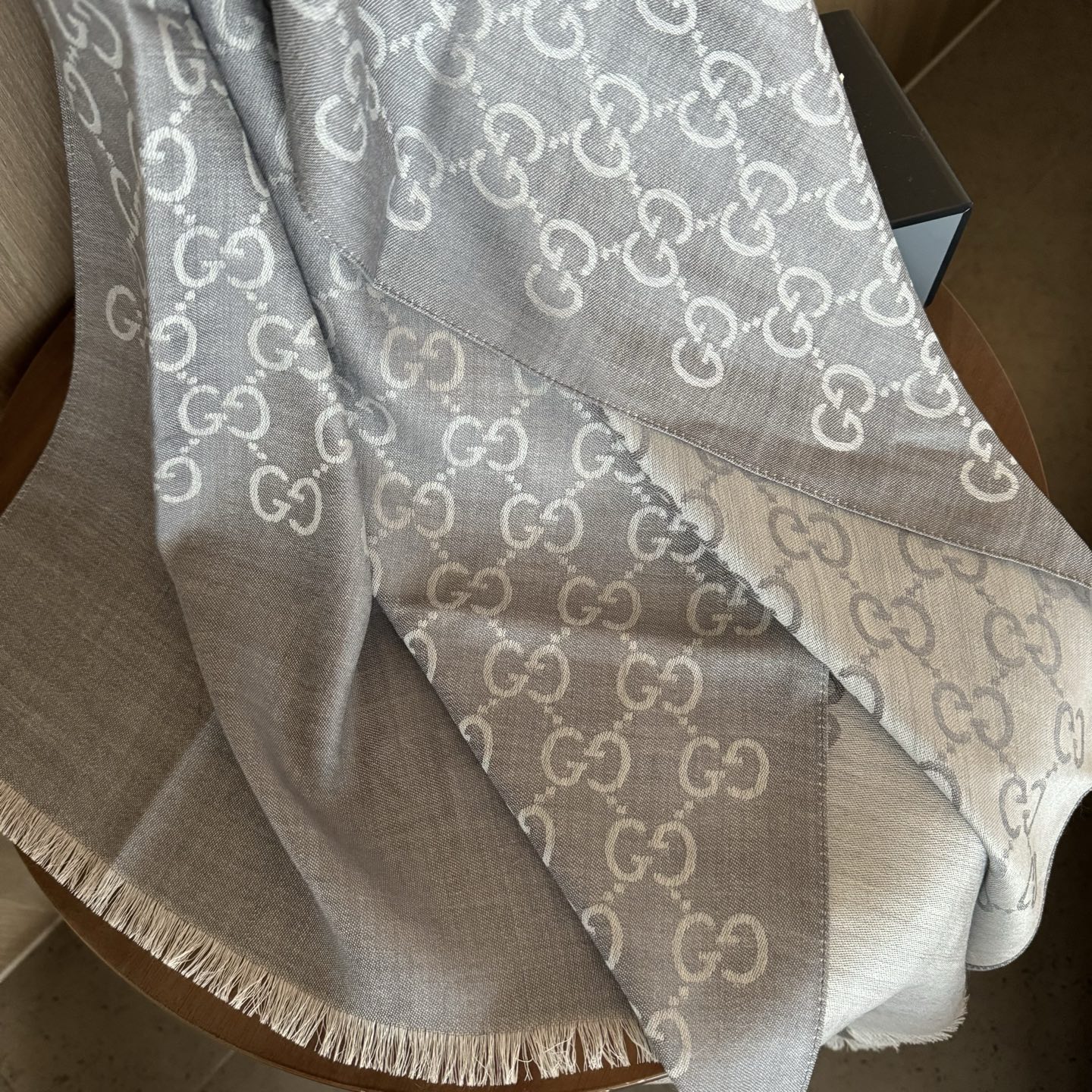 Gucci经典披肩👑👫✨【GG老花薄款长巾】G专柜的常青树款，中性款男女都可用，品质极好❗️经典双G提花