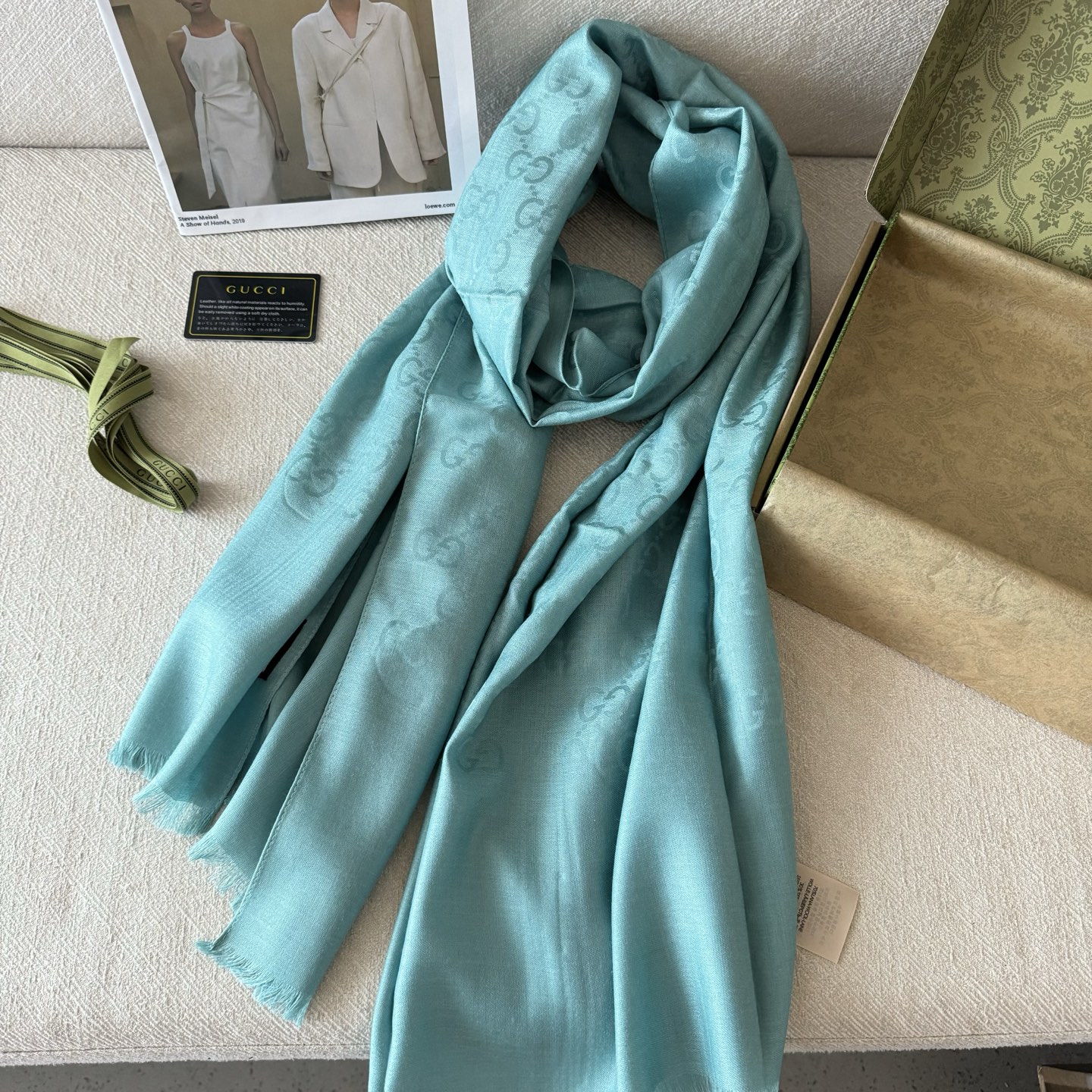 Gucci经典披肩👑👫✨【GG老花薄款长巾】G专柜的常青树款，中性款男女都可用，品质极好❗️经典双G提花