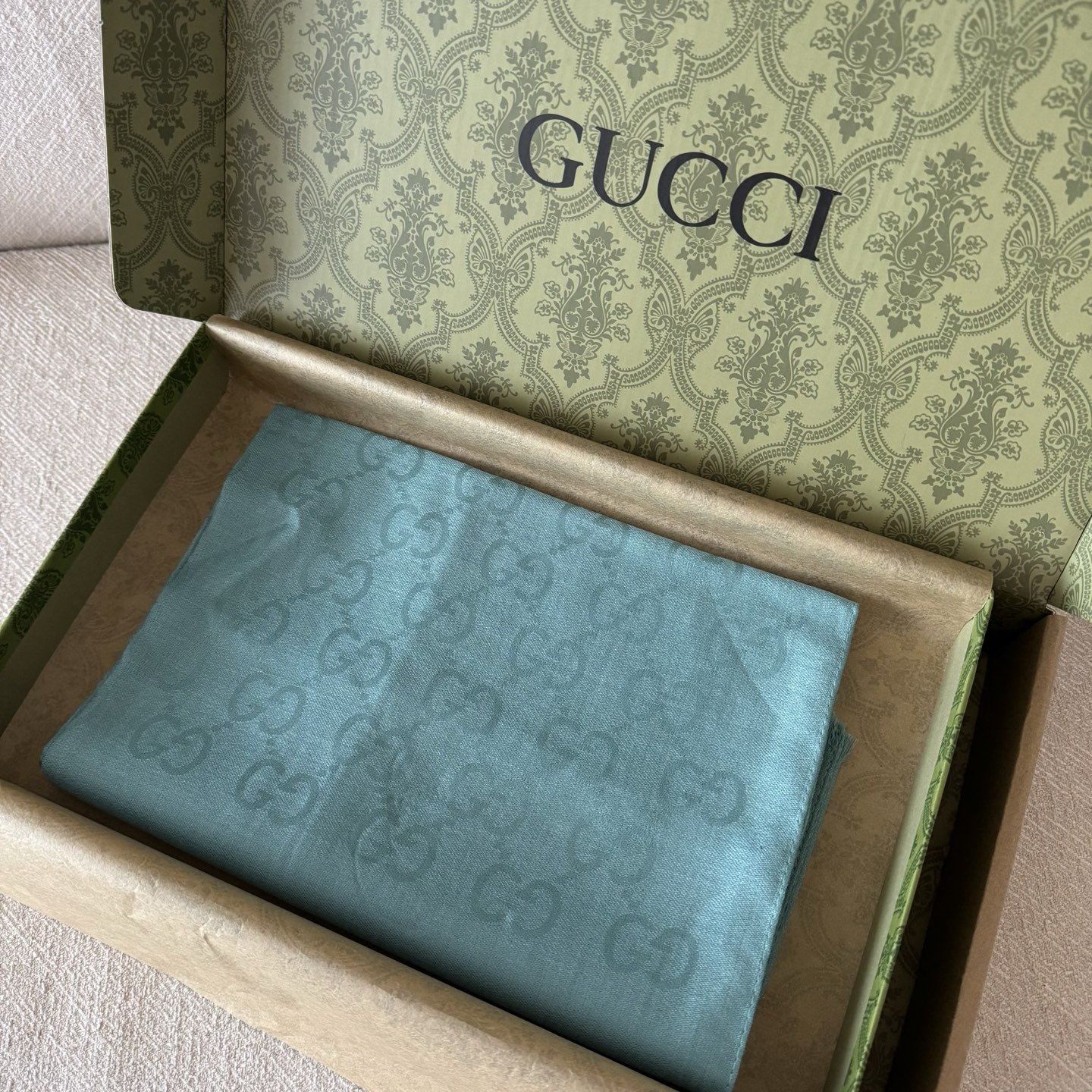 Gucci经典披肩👑👫✨【GG老花薄款长巾】G专柜的常青树款，中性款男女都可用，品质极好❗️经典双G提花