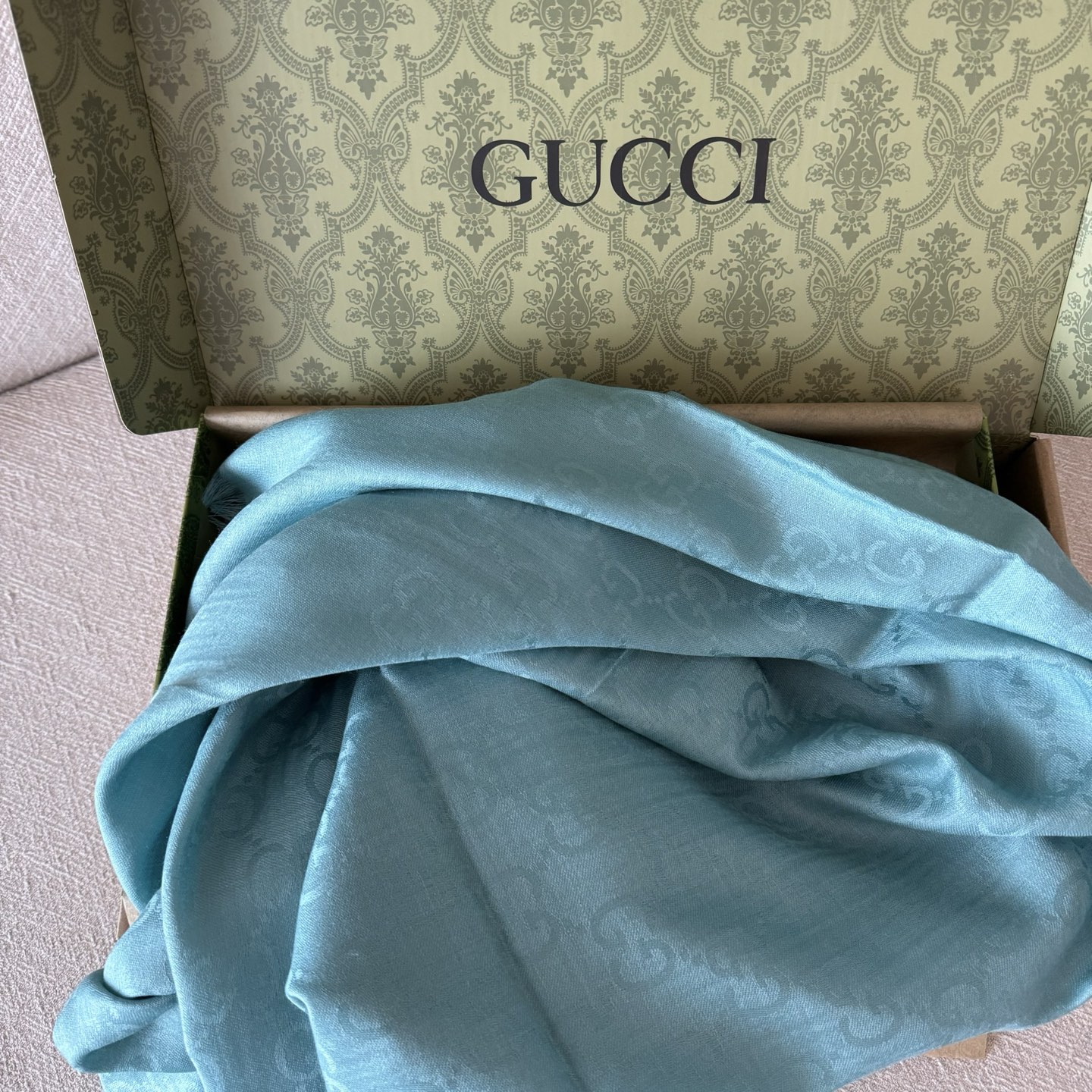 Gucci经典披肩👑👫✨【GG老花薄款长巾】G专柜的常青树款，中性款男女都可用，品质极好❗️经典双G提花