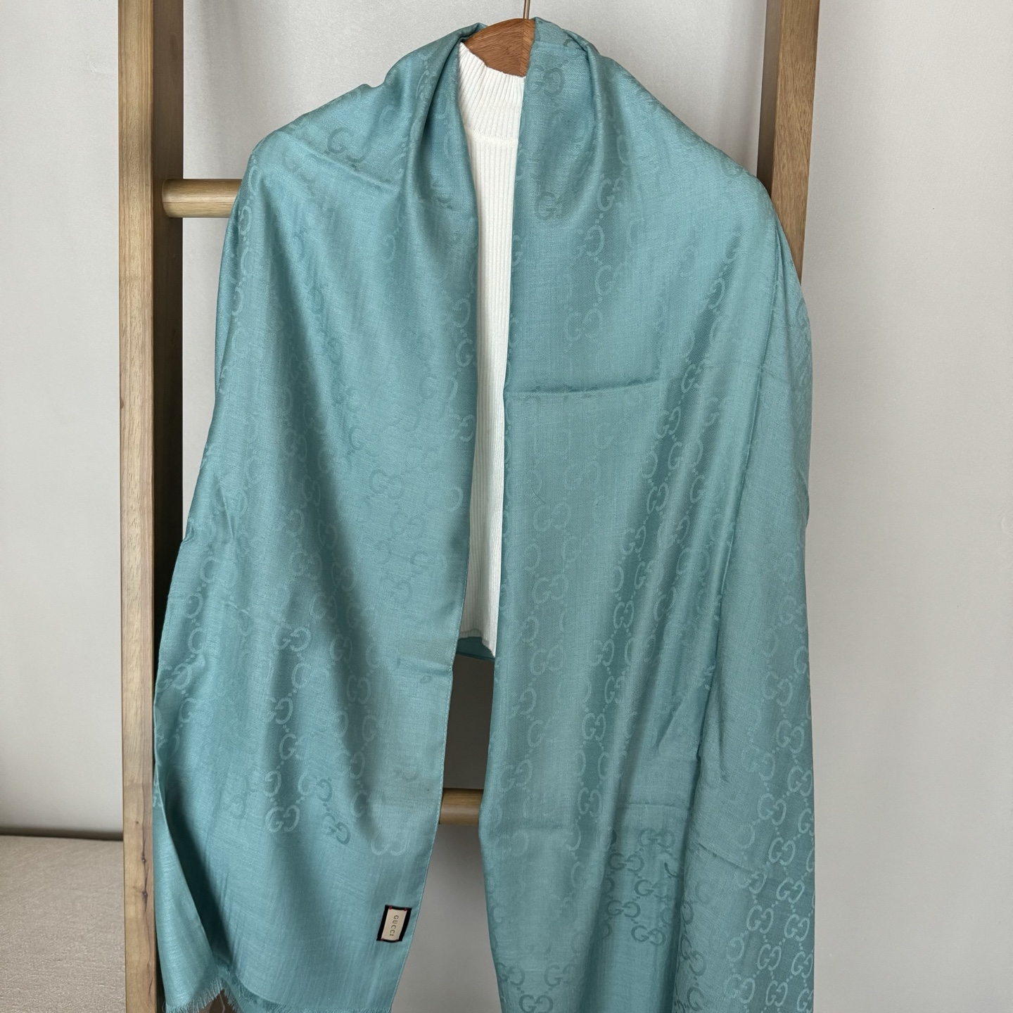 Gucci经典披肩👑👫✨【GG老花薄款长巾】G专柜的常青树款，中性款男女都可用，品质极好❗️经典双G提花