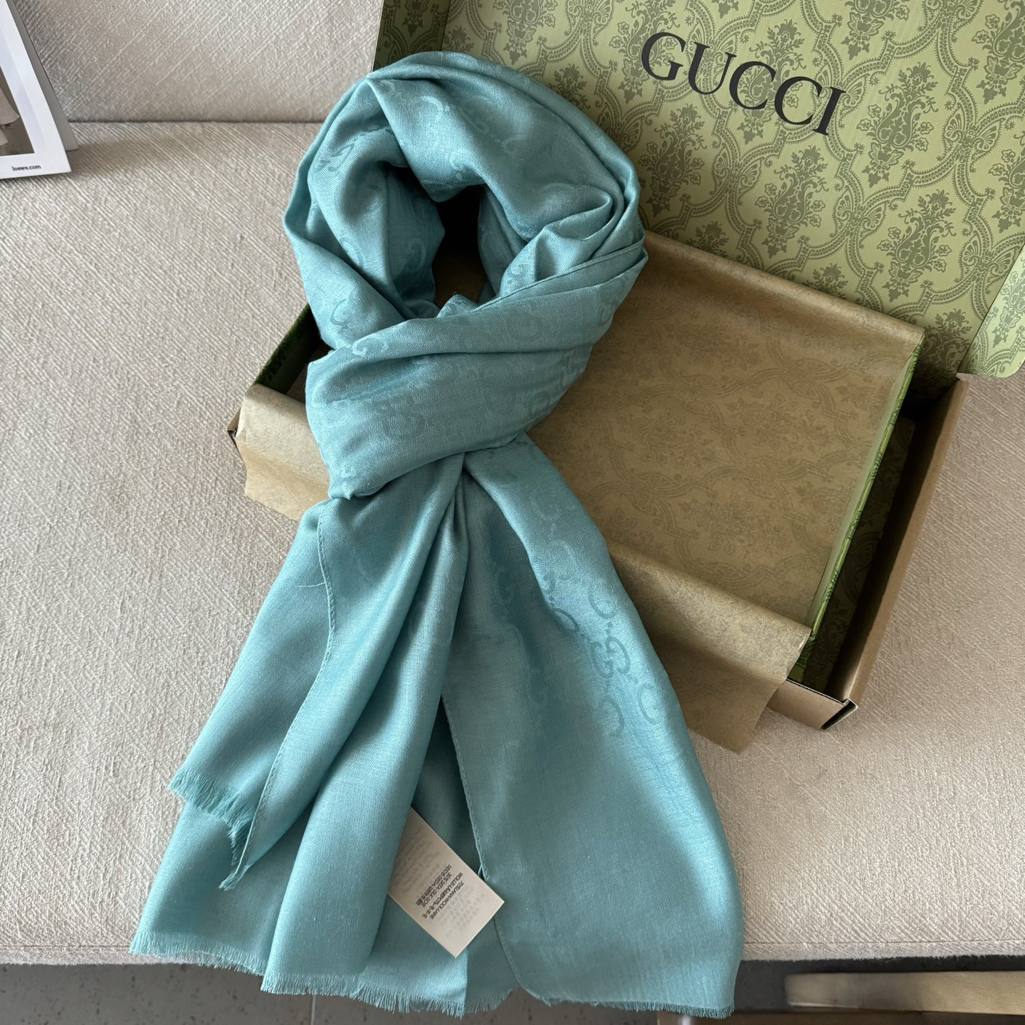 Gucci经典披肩👑👫✨【GG老花薄款长巾】G专柜的常青树款，中性款男女都可用，品质极好❗️经典双G提花