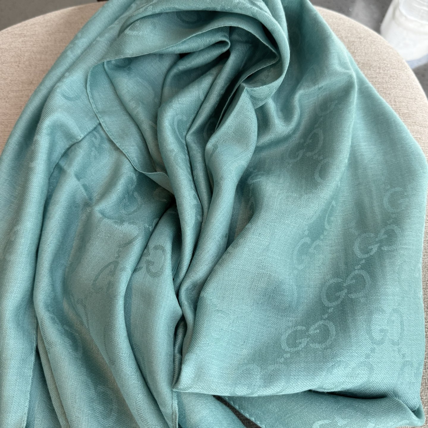 Gucci经典披肩👑👫✨【GG老花薄款长巾】G专柜的常青树款，中性款男女都可用，品质极好❗️经典双G提花