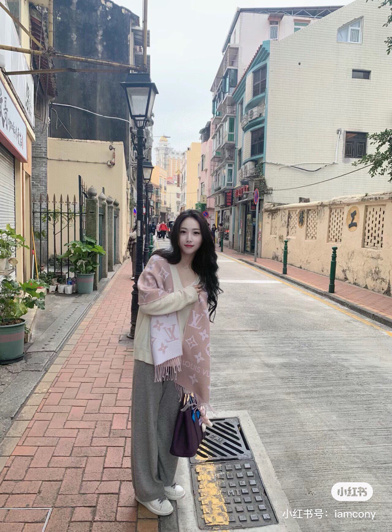 Louis Vuitton 今年热度最高的嫩粉拼白围巾本款LVEssential围巾聚焦大元素 以Monogram图案和路易威登标识宣示品牌底蕴