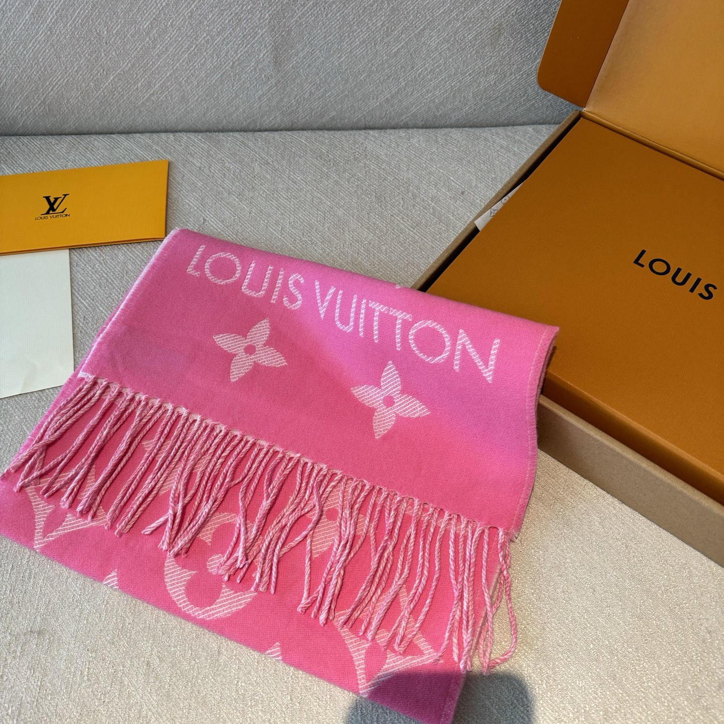 今年热度最高的嫩粉拼白围巾本款LVEssential围巾聚焦大元素，以Monogram图案和路易威登标识