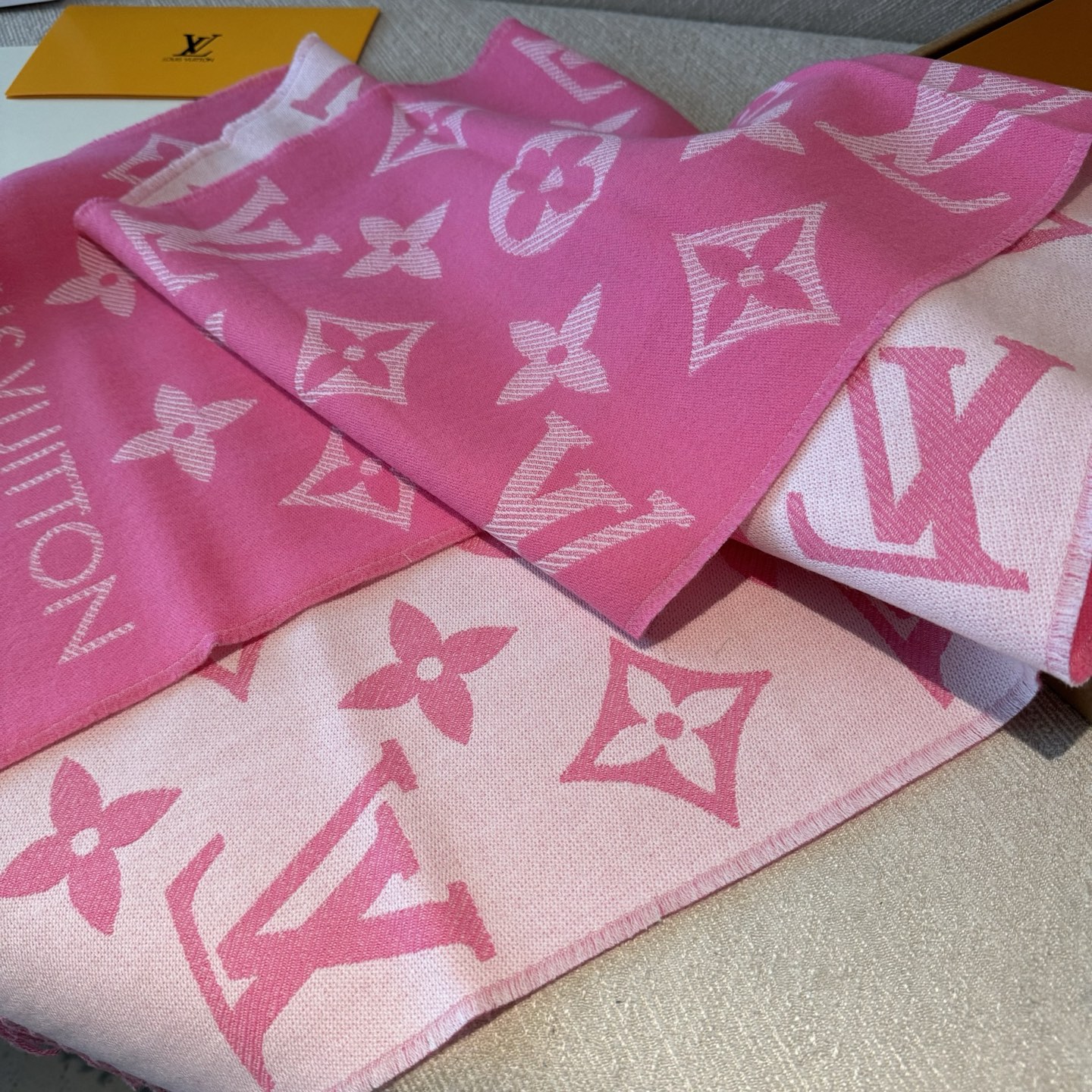 今年热度最高的嫩粉拼白围巾本款LVEssential围巾聚焦大元素，以Monogram图案和路易威登标识