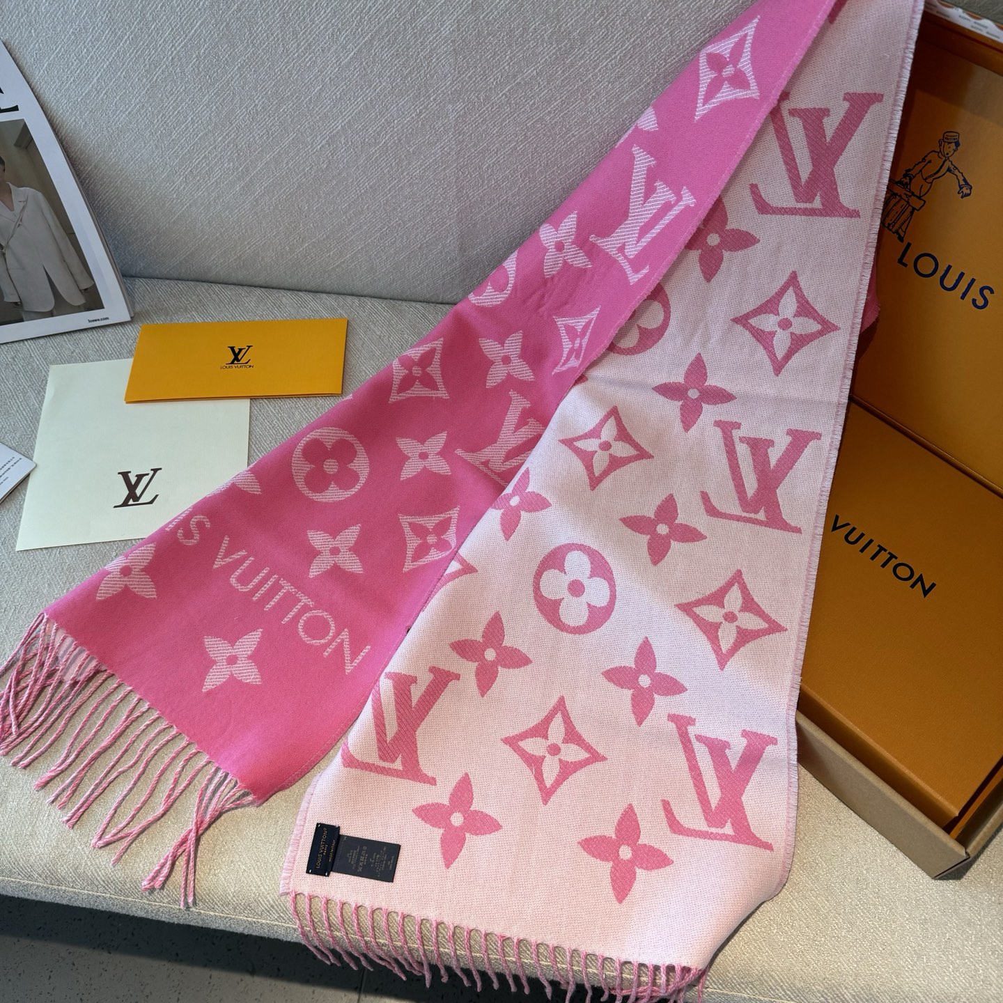 今年热度最高的嫩粉拼白围巾本款LVEssential围巾聚焦大元素，以Monogram图案和路易威登标识